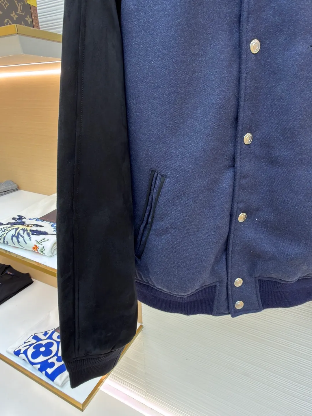 Dior embroidered baseball jacket ●Original version: Purchased and developed for 39000 ●Item number: 1682364-C30 ●Fabric: cotton fabric ●Technology: embroidery production ●Color: blue ●Version: fitted version ●Weight: about 1320 grams ●Size: S-M-L-XL ●Description: This Dior baseball jacket is made of high-end blended wool and matte suede. The main body of the jacket is made of 380g high-density wool fabric. It has been pre-shrunk and steam-shaped to ensure a crisp shape and is not easily deformed. The black raglan sleeves are made of imported frosted suede and are hand-edged to create a fine suede texture, which is soft to the touch and wear-resistant. The collar, cuffs and hem are made of high-elastic ribbed fabric. The custom-woven and dyed process accurately matches the navy blue color of the body and has excellent resilience. The front placket uses customized metal snaps, which are electroplated and glaze-sealed to prevent oxidation. The three-dimensional embroidered brand logo on the back is completed by hand hooking. The distance between each stitch is controlled within 0.3cm, and the lines are smooth and three-dimensional. The side seam invisible zipper pocket adopts double-needle hemming technology, and the inner lining is made of breathable cotton blend material. The overall tailoring follows ergonomics, and the splicing joints are reinforced by hand punching, taking into account the craftsmanship details and wearing practicality. The overall wiring is straight and delicate, the fabric is comfortable and soft, and the color is consistent without color difference. It can be matched with the same style to create a fashionable look and control various occasions. Customized accessories, complete with three standards, same style for men and women!