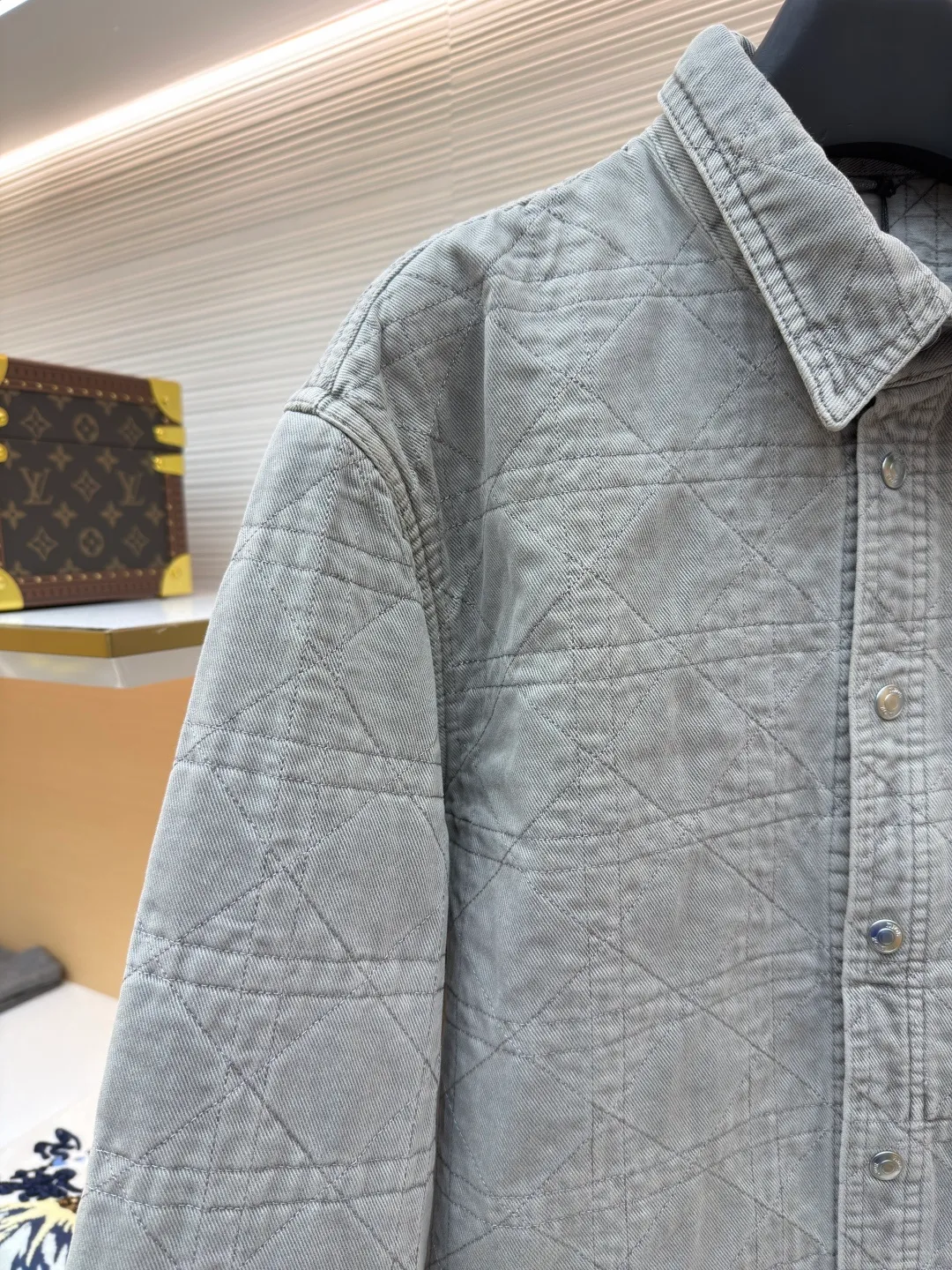Dior cotton twill cannage pattern embroidered lapel single-breasted long-sleeved shirt ●Original version: purchased and developed by 17011 ●Item number: 1682544-C45 ●Material: cotton twill fabric ●Technology: embroidery production ●Color: gray ●Version: fitted version ●Weight: about 1045 grams ●Size: 46-48-50-52-54-56 ●Description: This quilted shirt-style jacket is made of high-weight cotton twill fabric. It has been stone-washed and enzyme-washed to give it a light gray distressed texture. The fabric is soft and skin-friendly, yet stiff and resistant to deformation and fading. The body of the garment adopts rhombus quilting technology, the stitching is even and regular, and the thin cotton filling is densely distributed, giving both warmth and breathability, and preventing cotton batting from clumping and moving around. The classic shirt lapel design is neat and elegant, the custom-made metal snaps at the placket are smooth and durable, the cuffs are adjustable sleeves, the shoulders are seamlessly spliced, and the hem is straight and fine. The overall cut is an oversized and loose silhouette, with complete customized accessories and detailed craftsmanship to show the avant-garde street style. It can be worn alone or layered, and is suitable for various wearing scenarios such as daily outings and casual commuting. The overall wiring is straight and delicate, the fabric is comfortable and soft, and the color is consistent without color difference. It can be matched with the same style to create a fashionable look and control various occasions. Customized accessories, complete with three standards, same style for men and women!