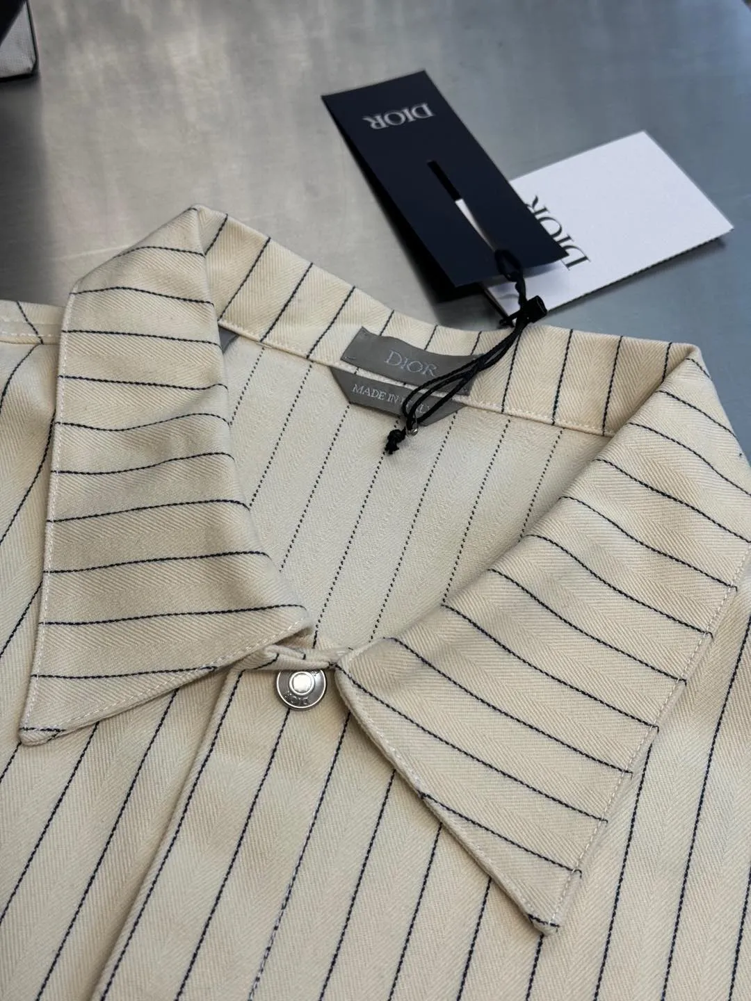 🅿️640 Dior herringbone stripe embroidered shirt Using pure cotton 16s yarn yarn-dyed fabric, disassemble the original version to analyze the yarn specifications, count the warp and weft density, and order and dye the bulk yarn color. Use a large-width air-jet yarn-dyed jacquard machine to weave the embryo fabric. The tissue can be woven to the same herringbone density as the Y version, and the finished width can reach 3m. The front panel is hand-cut with line restoration, and the front and rear letters are cut by Tajima embroidery machine imported from Japan. The three-dimensional glue cotton embroidery thread is embroidered, and the aluminum alloy shiny letter buckle is used. size:44.46.48.50