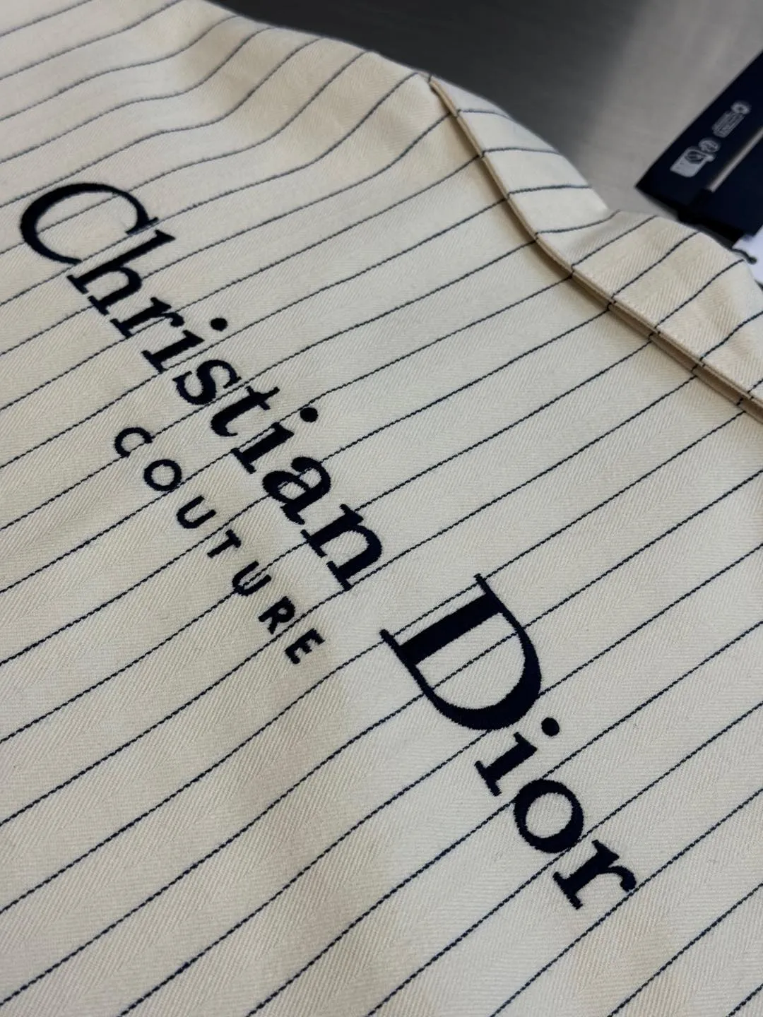 🅿️640 Dior herringbone stripe embroidered shirt Using pure cotton 16s yarn yarn-dyed fabric, disassemble the original version to analyze the yarn specifications, count the warp and weft density, and order and dye the bulk yarn color. Use a large-width air-jet yarn-dyed jacquard machine to weave the embryo fabric. The tissue can be woven to the same herringbone density as the Y version, and the finished width can reach 3m. The front panel is hand-cut with line restoration, and the front and rear letters are cut by Tajima embroidery machine imported from Japan. The three-dimensional glue cotton embroidery thread is embroidered, and the aluminum alloy shiny letter buckle is used. size:44.46.48.50