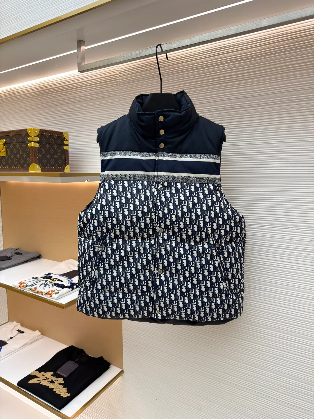 Dior full-print jacquard double-sided vest ●Item number: 1681213-C55 ●Material: down fabric ●Technology: mechanical down filling ●Color: dark blue ●Version: fitted version ●Weight: about 820 grams ●Size: S-M-L-XL-XXL ●Description: We uniformly choose to use mcgs machine filling, based on the amount of down filling for each cut piece, the fluffiness of the down stirring, the down liner's 900 density double-layer gallbladder comes with an anti-leakage coating, which maintains the shape of the down and ensures that the down does not move after dry cleaning. , the interior is lined with 900 density and comes with an anti-running velvet coating. The cuffs and collar are made of original Velcro, which is durable. The accessories and hardware are all custom-made from the original factory. Details determine the quality. Customized double-sided printed fabrics. It took 60 days to perfectly restore the overall presbyopia logo. zp, super soft feel, exquisite pattern design and positioning, soft and anti-static fabric! The overall wiring is straight and delicate, the fabric is comfortable and soft, and the color is consistent without color difference. It can be matched with the same style to create a fashionable look and control various occasions. Customized accessories, complete with three standards, same style for men and women!