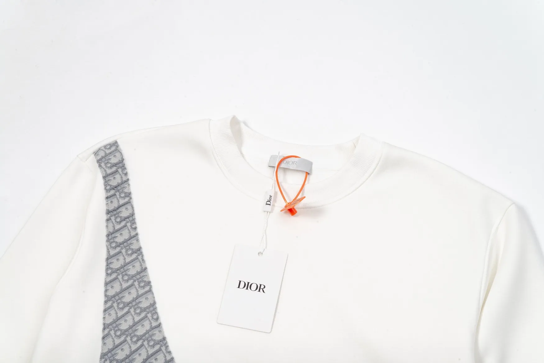 🅿️300 Dior DIOR's new cloth-coloured pocket sweatshirt, high quality🔥The front panel is decorated with cloth zipper pockets, and the fabric is compounded with Austrian velvet. The ribbing is specially customized. The fabric is comfortable and soft, restoring the trend brought by special craftsmanship, custom-made and dyed, complete with three standards. Non-market ordinary version. Compare at will. Quality is absolutely guaranteed. Same style for men and women. Color: Black White Size: S M L XL [Style No. A3332]