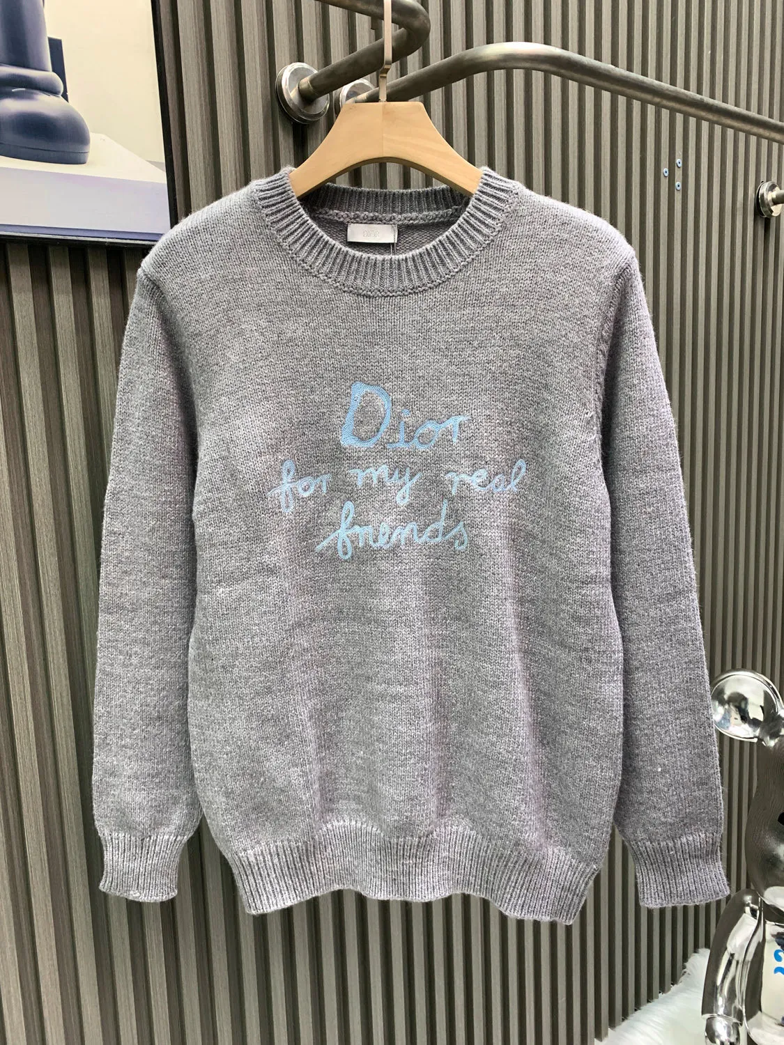 🅿️340 🀄️ DIOR Dior 2025fw new autumn and winter knitted pullover with "for my read frunds" logo embroidery on the chest "Dior new style | luxurious texture. Each piece of clothing is made of top craftsmanship and selected fabrics, showing a low-key yet luxurious texture, allowing you to show elegance in any occasion. Luxurious texture, interpreting the style of a modern gentleman" perfectly blends classics and innovation to create high-end fashion exclusive for modern men. Each piece of clothing is made of top-notch craftsmanship and selected fabrics. It presents a low-key yet luxurious texture, allowing you to show elegance in any occasion. Innovative design breaks traditional boundaries and presents a new tailoring silhouette that combines classic and modern elements. It can be easily worn in multiple scenes. Luxurious details and high-grade fabrics bring you the ultimate comfort and taste. Whether it is a business meeting or a city trip, it is a fashion choice you cannot miss. Wear Dior to show your confidence and style, making every appearance exude unique charm.