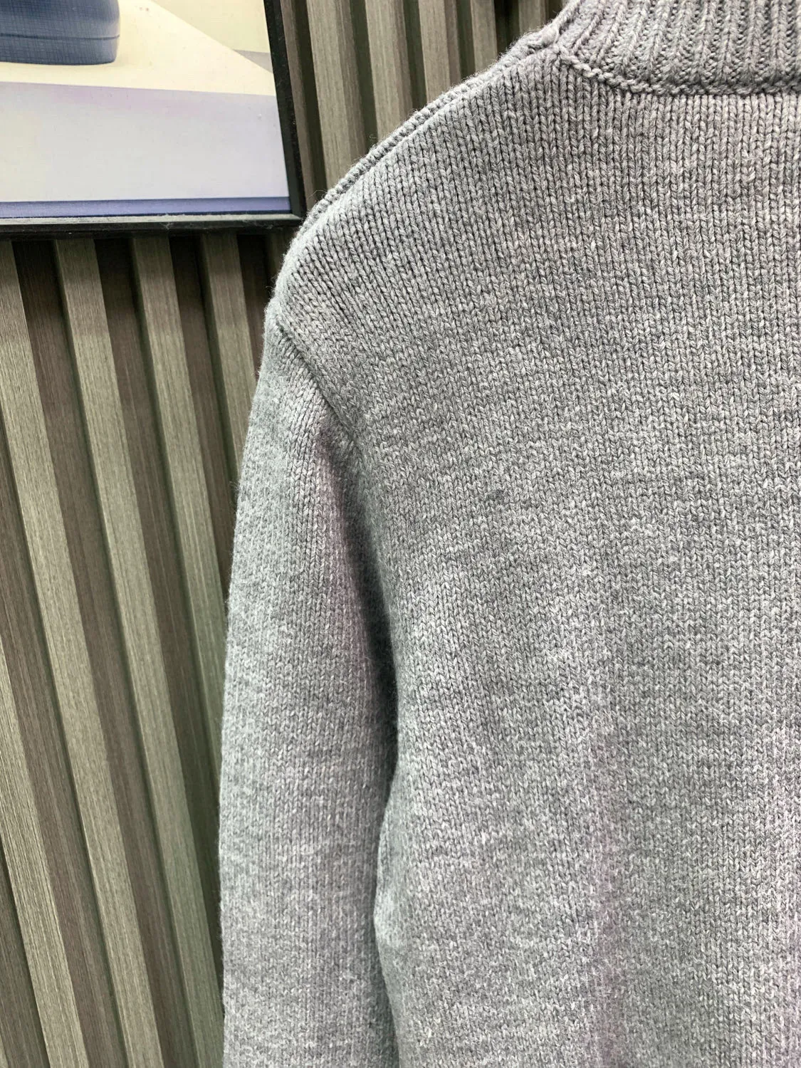 🅿️340 🀄️ DIOR Dior 2025fw new autumn and winter knitted pullover with "for my read frunds" logo embroidery on the chest "Dior new style | luxurious texture. Each piece of clothing is made of top craftsmanship and selected fabrics, showing a low-key yet luxurious texture, allowing you to show elegance in any occasion. Luxurious texture, interpreting the style of a modern gentleman" perfectly blends classics and innovation to create high-end fashion exclusive for modern men. Each piece of clothing is made of top-notch craftsmanship and selected fabrics. It presents a low-key yet luxurious texture, allowing you to show elegance in any occasion. Innovative design breaks traditional boundaries and presents a new tailoring silhouette that combines classic and modern elements. It can be easily worn in multiple scenes. Luxurious details and high-grade fabrics bring you the ultimate comfort and taste. Whether it is a business meeting or a city trip, it is a fashion choice you cannot miss. Wear Dior to show your confidence and style, making every appearance exude unique charm.