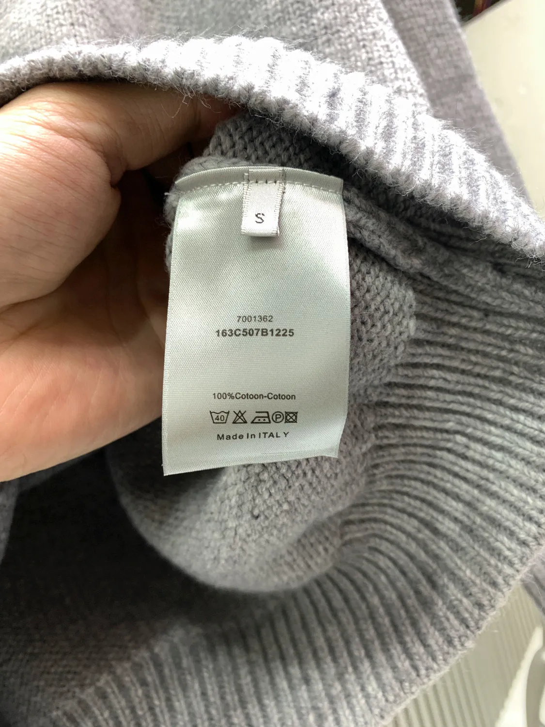 🅿️340 🀄️ DIOR Dior 2025fw new autumn and winter knitted pullover with "for my read frunds" logo embroidery on the chest "Dior new style | luxurious texture. Each piece of clothing is made of top craftsmanship and selected fabrics, showing a low-key yet luxurious texture, allowing you to show elegance in any occasion. Luxurious texture, interpreting the style of a modern gentleman" perfectly blends classics and innovation to create high-end fashion exclusive for modern men. Each piece of clothing is made of top-notch craftsmanship and selected fabrics. It presents a low-key yet luxurious texture, allowing you to show elegance in any occasion. Innovative design breaks traditional boundaries and presents a new tailoring silhouette that combines classic and modern elements. It can be easily worn in multiple scenes. Luxurious details and high-grade fabrics bring you the ultimate comfort and taste. Whether it is a business meeting or a city trip, it is a fashion choice you cannot miss. Wear Dior to show your confidence and style, making every appearance exude unique charm.