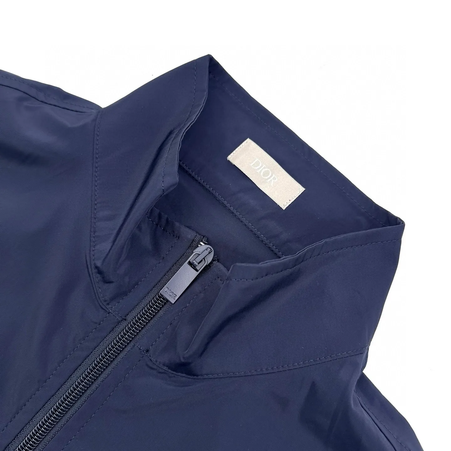 🅿️520 [Exclusive supply] CD Diamond logo printed stand-collar jacket. Original purchase and development of 15,500. The fabric is made of custom-made intelligent functional technical silk. It is light and tough, has a smooth drape, and is comfortable and close to the skin. With a touch of deep blue, it is calm and rich in connotation, setting a versatile tone. The Dior Diamond logo on the front is presented in a simple and exquisite form. It complements the eye-catching Dior logo on the back. When the light fades, Instantly shines brightly. The stand-up collar design subtly modifies the neck line, showing crispness and off-leashness. Dynamic elegance. It interprets a new realm of sports aesthetics with a pioneering attitude. Infrared positioning heat transfer technology. Infrared positioning CD Diamond is more precise. Processed using thermal transfer materials. Strong and durable. Long-lasting beauty. Template machine bag opening. Preset template to guide the position, shape and size of the bag opening. The accuracy ensures the quality of the bag opening effect. The fabrics are washed and have a better hand feel. Not easy to deform, not easy to shrink, not easy to fade, and maintain long-term beauty. Size:50-52-54-56