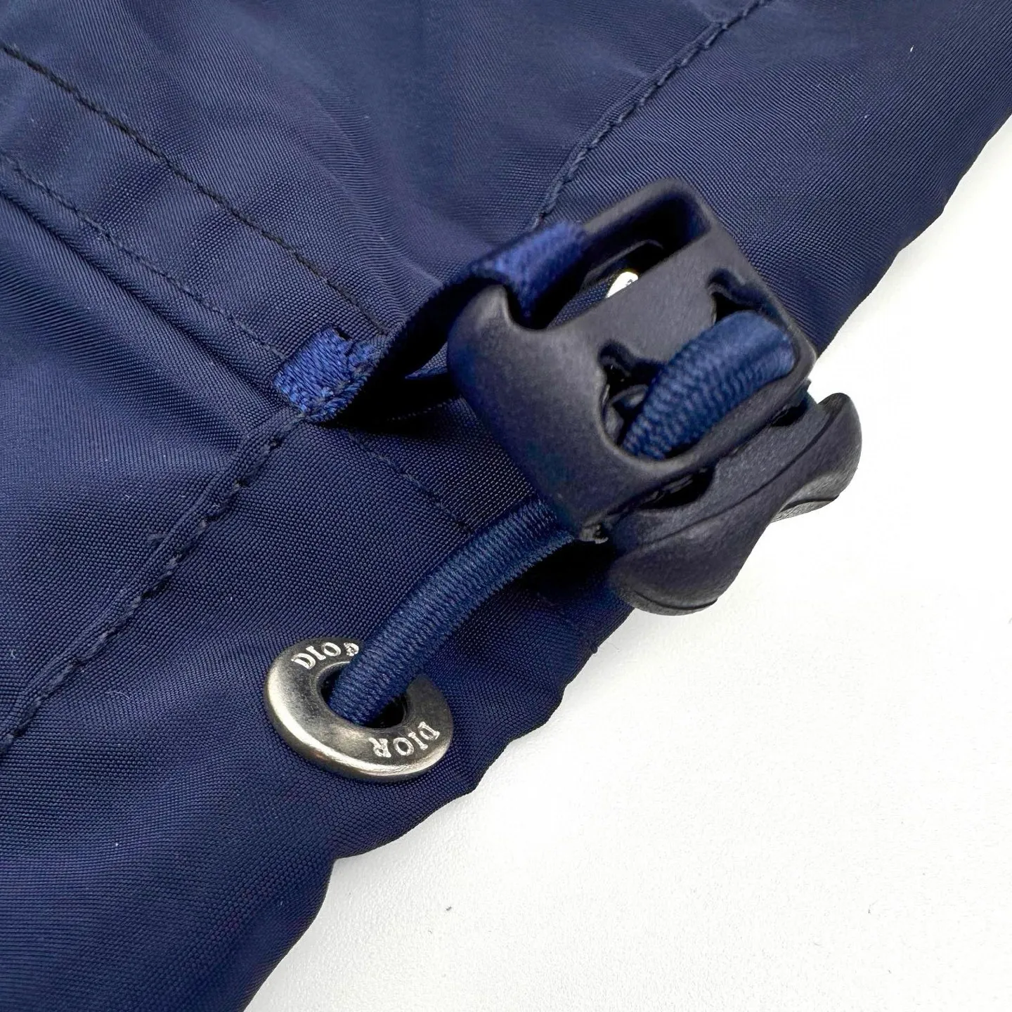🅿️520 [Exclusive supply] CD Diamond logo printed stand-collar jacket. Original purchase and development of 15,500. The fabric is made of custom-made intelligent functional technical silk. It is light and tough, has a smooth drape, and is comfortable and close to the skin. With a touch of deep blue, it is calm and rich in connotation, setting a versatile tone. The Dior Diamond logo on the front is presented in a simple and exquisite form. It complements the eye-catching Dior logo on the back. When the light fades, Instantly shines brightly. The stand-up collar design subtly modifies the neck line, showing crispness and off-leashness. Dynamic elegance. It interprets a new realm of sports aesthetics with a pioneering attitude. Infrared positioning heat transfer technology. Infrared positioning CD Diamond is more precise. Processed using thermal transfer materials. Strong and durable. Long-lasting beauty. Template machine bag opening. Preset template to guide the position, shape and size of the bag opening. The accuracy ensures the quality of the bag opening effect. The fabrics are washed and have a better hand feel. Not easy to deform, not easy to shrink, not easy to fade, and maintain long-term beauty. Size:50-52-54-56