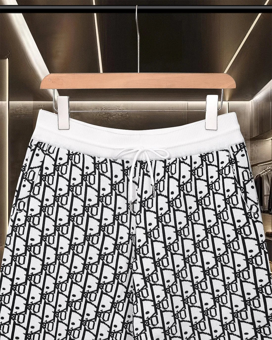 🅿️236 (shipped the next day) Dior/Dior CD classic jacquard barrage logo knitting technology, compact three-dimensional version, full flower stripe splicing Customized trouser cord hardware with strong texture, concave and convex three-dimensional sense, fashionable and casual 2025ss official website new original fabric Official same style Shorts customization Mesh sweater knitted fabric High-end version, counter customized fabric Highly breathable and comfortable, exquisitely crafted, with impeccable details, ✅customized logo-engraved buttons, complete with three labels. Brand element design concept reflects high quality. It feels delicate and soft! Presenting casual tailoring, the upper body shape is awesome🐍 Size: M-2XL