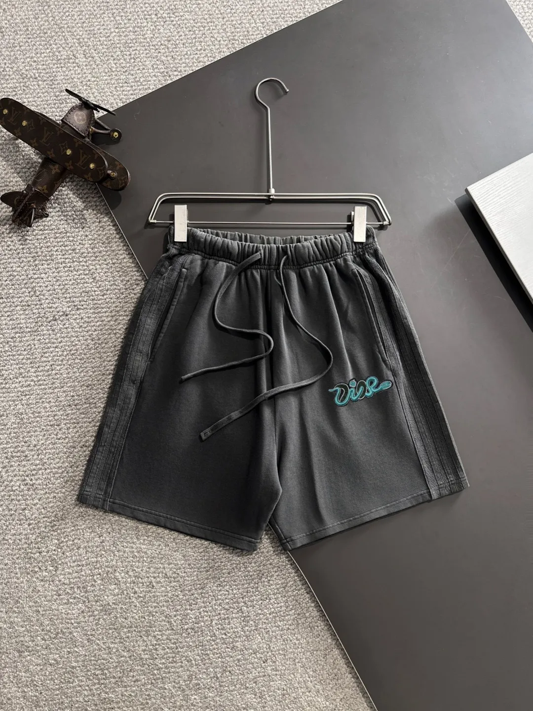 🅿️330 shipped next day, high quality DIOR/Dior 2025 spring and summer new casual solid color loose shorts with elastic band, two needle stitches at the hem of the trousers, fine and firm stitching, custom-made fabrics at the counter with high breathability and comfort, impeccable details, brand element design concept, reflecting high quality. It feels delicate and soft! It presents a casual cut and the upper body shape is great! Size: S-XXL