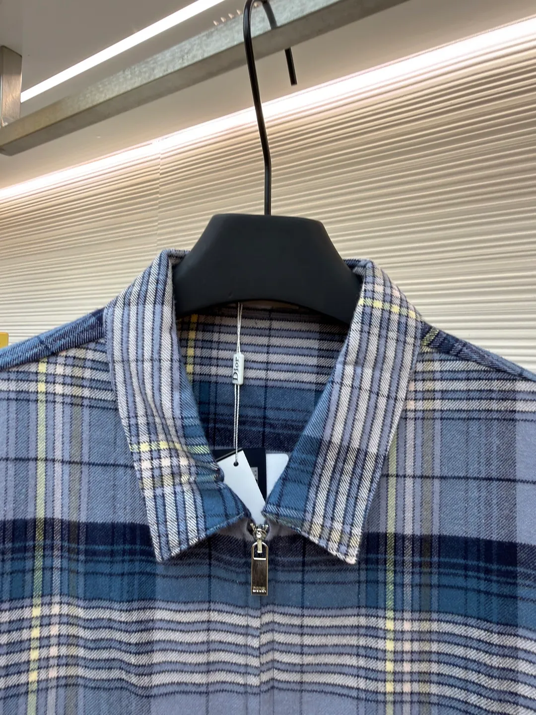 Dior long-sleeved plaid zipper shirt ●Original version: purchased and developed by 12036 ●Item number: 1681958-B60 ●Fabric: jacquard plaid fabric ●Technology: made on positioning cutting machine ●Color: blue ●Version: fitted version ●Weight: about 540 grams ●Size: 48-50-52-54 ●Description: This DIOR long-sleeved plaid zipper shirt is made of custom plaid fabric and is precisely cut using positioning cutting technology to ensure that each plaid splicing is aligned without deviation and presents a regular visual effect. The body adopts a zipper closure design, with classic lapels and hidden side pockets, taking into account both functionality and simple style. The sizes cover sizes 48-54, and the length, bust and other dimensions are gradient to adapt to different body shapes, and the measurement error is controlled within 1-3CM. The texture of the fabric is delicate and crisp. It is recommended to hand wash and maintain it to preserve the fabric pattern and plaid color. The overall craftsmanship takes into account both high-end texture and daily wearability. The overall wiring is straight and delicate, the fabric is comfortable and soft, and the color is consistent without color difference. It can be matched with the same style to create a fashionable look and control various occasions. Customized accessories, complete with three standards, same style for men and women!