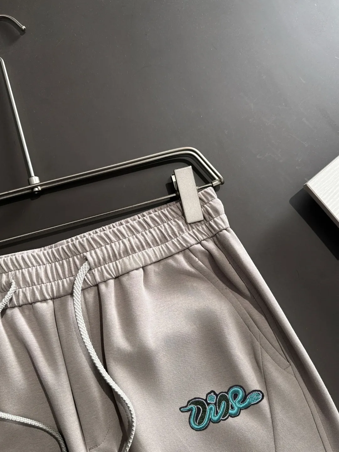 🅿️400 next day shipping Dior 2025 spring and summer new elastic band casual pants, thin counter custom fabrics, high breathability and comfort, impeccable details, brand element design concept, reflecting high quality. It feels delicate and soft! It presents a casual cut and the upper body shape is great! Size: M-4XL