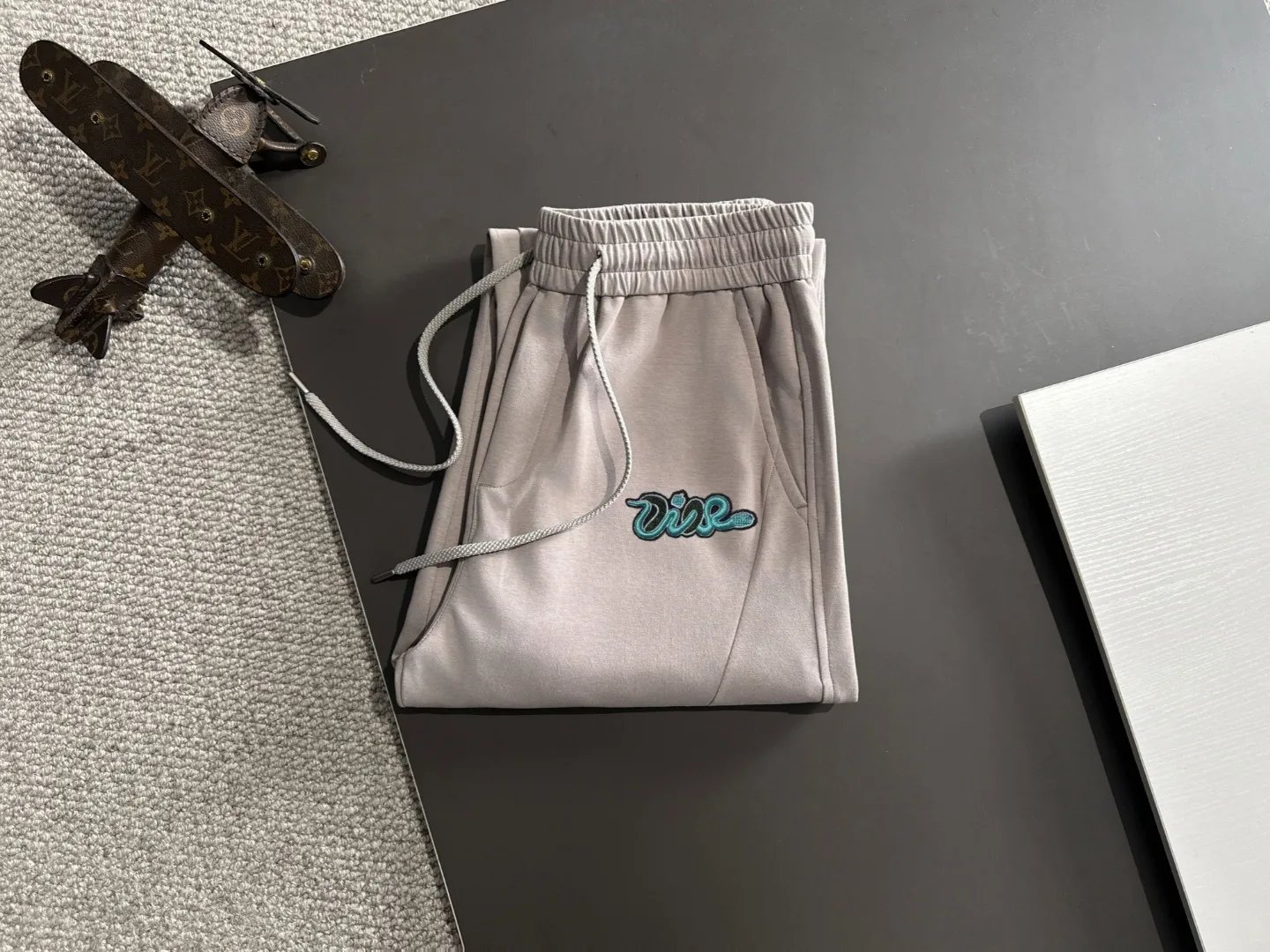 🅿️400 next day shipping Dior 2025 spring and summer new elastic band casual pants, thin counter custom fabrics, high breathability and comfort, impeccable details, brand element design concept, reflecting high quality. It feels delicate and soft! It presents a casual cut and the upper body shape is great! Size: M-4XL