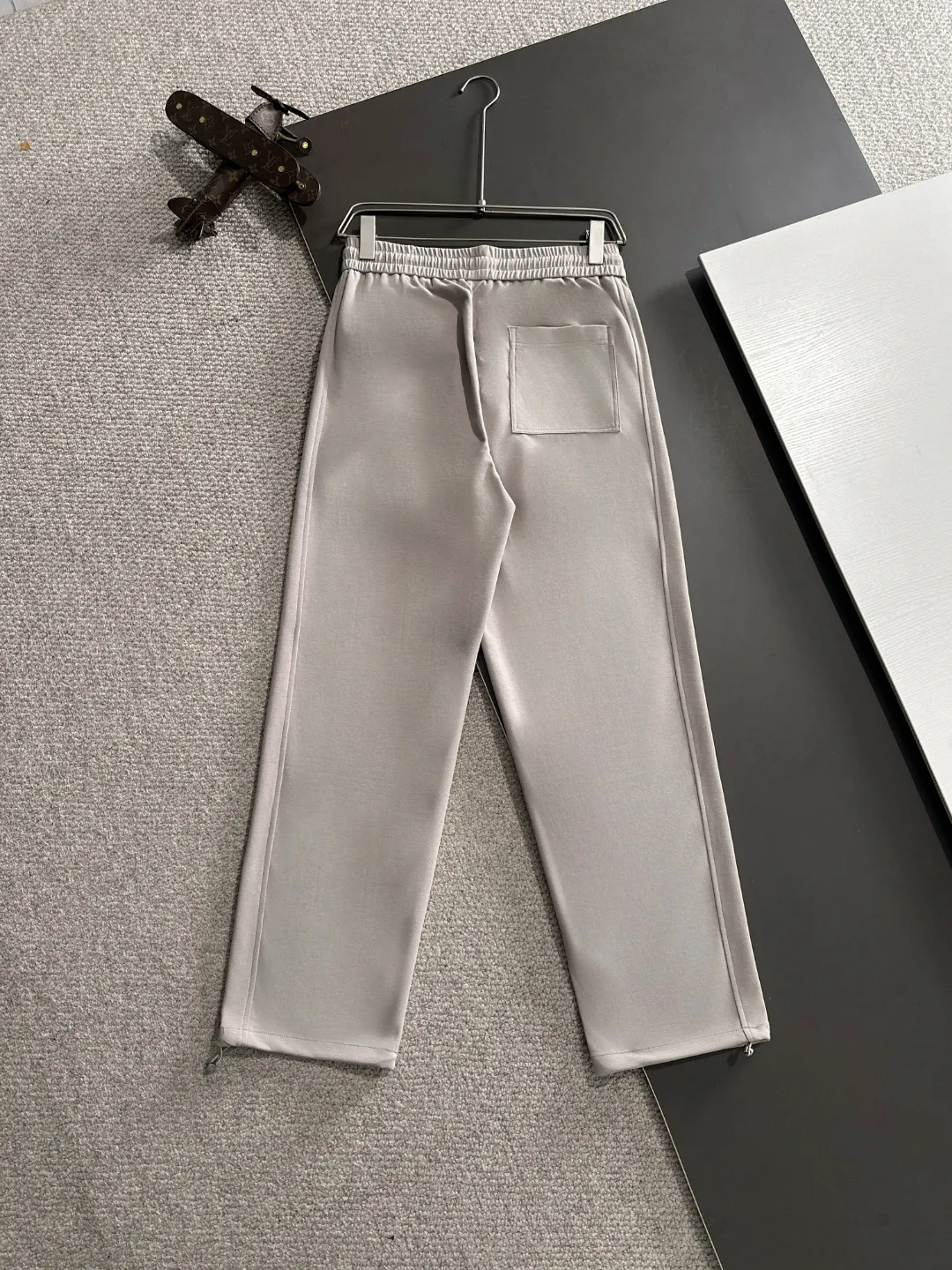 🅿️400 next day shipping Dior 2025 spring and summer new elastic band casual pants, thin counter custom fabrics, high breathability and comfort, impeccable details, brand element design concept, reflecting high quality. It feels delicate and soft! It presents a casual cut and the upper body shape is great! Size: M-4XL
