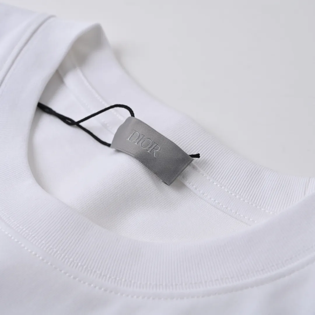 🅿️330 (higher version) DIOR CD cursive embroidered letter short-sleeved T-shirt. The original version is 7400, purchased from Taikoo Hui. The original version is customized with 270g cotton fabric, haze blue, apricot dyeing, and the thread dyeing is the same as the original version. The imported machine embroidery process makes the letter logo show a delicate and exquisite effect, enhancing the decorative effect. Use an embroidery machine to embroider the designed letter logo onto the patch. Color: black, haze blue, apricot, white, floral gray Size: S-L