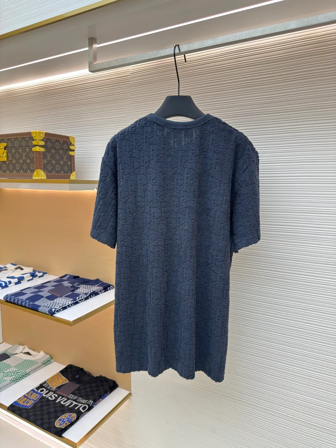 DIOR all-printed terry short sleeves ●Authentic product: Purchased and developed for 6600 ●Item number: 1680267-A05 ●Fabric: pure cotton fabric ●Technology: positioning cutting ●Version: fitted version ●Weight: about 345g ●Size: S-M-L-XL ●Description: Custom-woven and custom-dyed pure cotton 100% jacquard material Oblique presbyopic pattern fabric Weight 300G Positioning pattern Positioning tailoring Each piece is in the same position Jacquard cotton towel material has dark patterns and a heavy hand feel. The overall routing is straight and delicate, the fabric is comfortable and soft, and the color is consistent without color difference. It can be matched with the same style to create a fashionable look and control various occasions. Customized accessories, complete with three standards, same style for men and women!