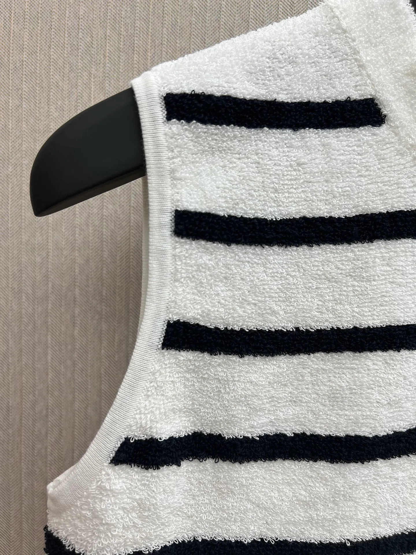 🅿️500 Dior 25ss new Dioriviera zipper vest. This zipper vest comes from the Dioriviera limited series and is decorated with white and navy blue D-Stripes patterns. Crafted from cotton-blend terry jersey in a short fit, it's trimmed with ribbed trim and features the Christian Dior signature on the back. Pair with the matching shorts for a sophisticated Dioriviera look. Size: S.M.L.