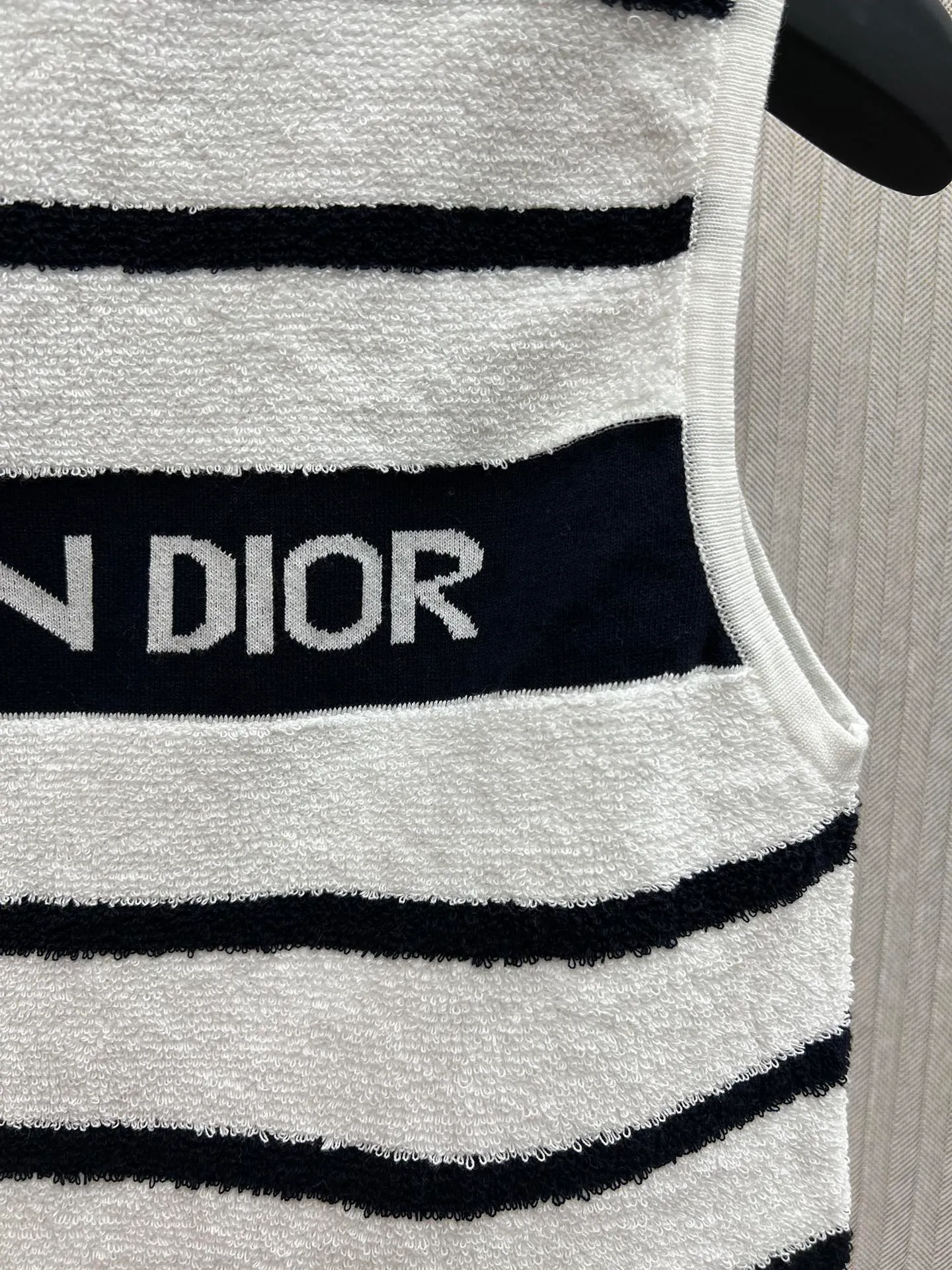 🅿️500 Dior 25ss new Dioriviera zipper vest. This zipper vest comes from the Dioriviera limited series and is decorated with white and navy blue D-Stripes patterns. Crafted from cotton-blend terry jersey in a short fit, it's trimmed with ribbed trim and features the Christian Dior signature on the back. Pair with the matching shorts for a sophisticated Dioriviera look. Size: S.M.L.