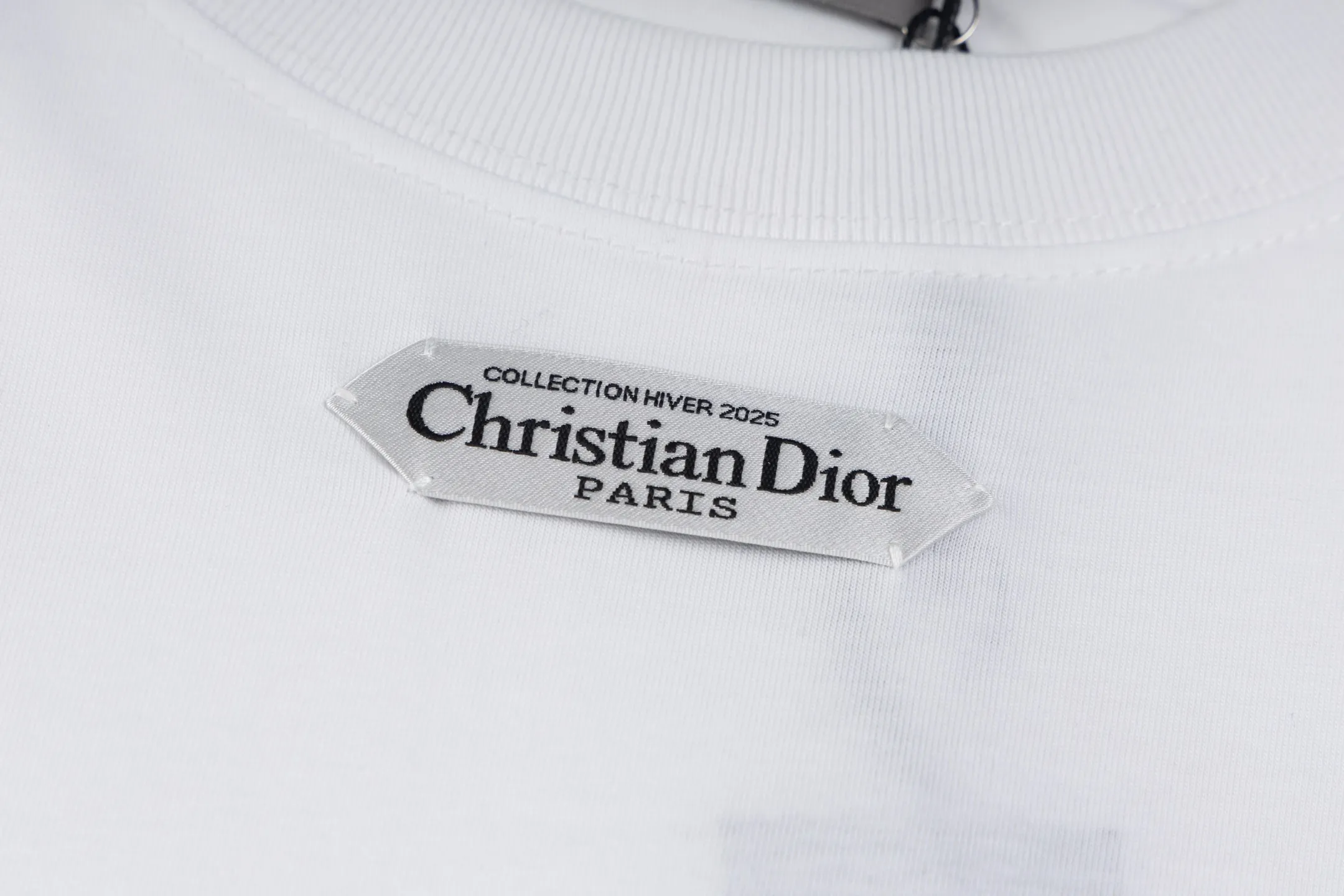 🅿️300 [Exclusive supply] CD 25FW simple label long sleeve (white) The fabric is made of 24S 185g special woven compact cotton fabric, and the rib is made of 32S 300g double yarn rib. This T-shirt is new to the 2025 winter men's collection. It is decorated with a CD Paris logo label inspired by the spirit of haute couture to enhance the style and pay tribute to the extraordinary craftsmanship of the workshop. Crafted from black cotton jersey with a ribbed crew neck and cuffs, it can be worn with track pants for a casual look. It is woven with 24-count special compact cotton yarn. The weaving process requires high standards and requires the use of advanced looms and high-quality raw materials. Specially woven compact cotton has many advantages, such as softness and comfort, good breathability, strong wrinkle resistance, good durability, etc.; it has a tighter, softer and more delicate texture and feel. The brand label on the chest is embellished as the brand's signature detail and is woven using double-sided jacquard technology; black threads are embedded in the white base, or micro-letters are formed through the density of the yarn. The edge of the label is processed by laser cutting, and there are no defects such as yarn leakage and yarn leakage. Size:XS/S/M/L