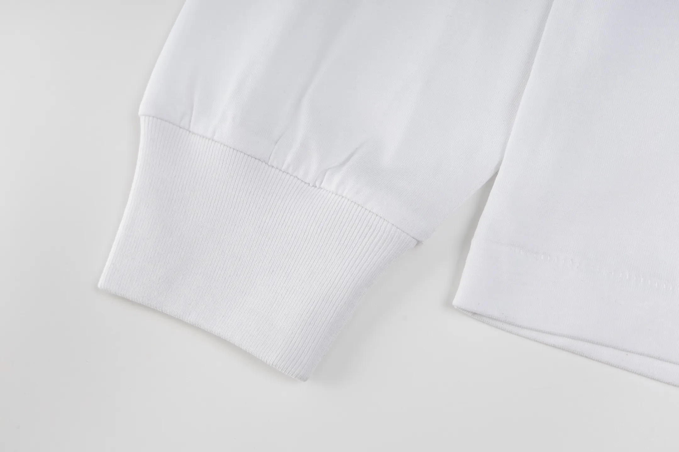 🅿️300 [Exclusive supply] CD 25FW simple label long sleeve (white) The fabric is made of 24S 185g special woven compact cotton fabric, and the rib is made of 32S 300g double yarn rib. This T-shirt is new to the 2025 winter men's collection. It is decorated with a CD Paris logo label inspired by the spirit of haute couture to enhance the style and pay tribute to the extraordinary craftsmanship of the workshop. Crafted from black cotton jersey with a ribbed crew neck and cuffs, it can be worn with track pants for a casual look. It is woven with 24-count special compact cotton yarn. The weaving process requires high standards and requires the use of advanced looms and high-quality raw materials. Specially woven compact cotton has many advantages, such as softness and comfort, good breathability, strong wrinkle resistance, good durability, etc.; it has a tighter, softer and more delicate texture and feel. The brand label on the chest is embellished as the brand's signature detail and is woven using double-sided jacquard technology; black threads are embedded in the white base, or micro-letters are formed through the density of the yarn. The edge of the label is processed by laser cutting, and there are no defects such as yarn leakage and yarn leakage. Size:XS/S/M/L