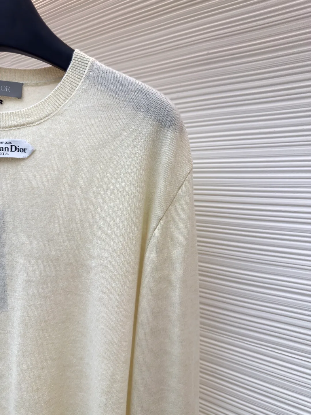 Dior small label round neck woolen long sleeves ●Original version: purchased and developed by 7868 ●Item number: 1680717-A60 ●Material: wool fabric ●Technology: knitted production ●Version: fitted version ●Weight: about 220 grams ●Size: XS-S-M-L ●Description: Selected color-matched dyed wool knitted plain fabric. The plain knitted structure ensures that the fabric is tight, flat and has good elasticity, and is not easy to loose and deform. The high-grade wool material brings an extremely soft, skin-friendly and delicate touch, while also having natural warmth and breathability. The unique glossy and soft texture fully reflects the texture of the fabric. "Paris" on the label emphasizes the brand's French origins and fashion tradition; it is presented through the jacquard woven label process, reflecting the brand's pursuit of advanced craftsmanship and classic aesthetics. The brand text/pattern is woven directly into the label through a digital jacquard loom. The texture is clear and the edges are burr-free. Compared with ordinary printed labels, it is more three-dimensional and durable. Made of high-count cotton material, it ensures a soft touch while maintaining stiffness; the classic white background is interspersed with black text, which enhances the quality through the luster of the yarn itself. Rib knitting technology is applied to the round neck, cuffs and hem to provide excellent elastic recovery; ensuring that these key parts will not loosen easily after long-term wear and remain crisp and stylish. The overall shape is likely to be a classic fit or a slightly loose cut, which is designed to ensure comfort and smoothly outline the silhouette. The overall wiring is straight and delicate, the fabric is comfortable and soft, and the color is consistent without color difference. It can be matched with the same style to create a fashionable look and control various occasions. Customized accessories, complete with three standards, same style for men and women!