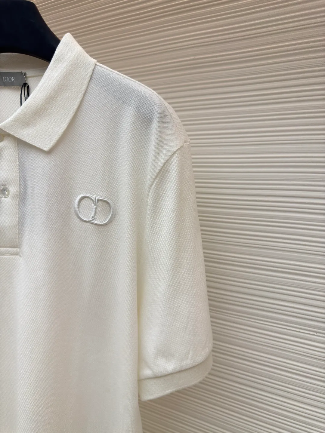 DIOR CD letter embroidered Polo shirt ●Authentic product: 3699 purchase and development ●Item number: 1680441-A35 ●Fabric: pure cotton fabric ●Technology: embroidery process ●Version: fitted version ●Weight: about 280 grams ●Size: XS-S-M-L ●Description: Color is custom-woven and dyed, "CD" design on the chest. A perfect fashionable and trendy item! The oversize version is very slimming and can be worn with a T-skirt or shorts. Who wouldn’t love it? The texture of the customized fabric is super versatile and can be worn in all seasons. The overall routing is straight and delicate, the fabric is comfortable and soft, and the color is consistent with no color difference. It can be matched with the same style to create a fashionable look and control various occasions. Customized accessories, complete with three labels, same style for men and women!
