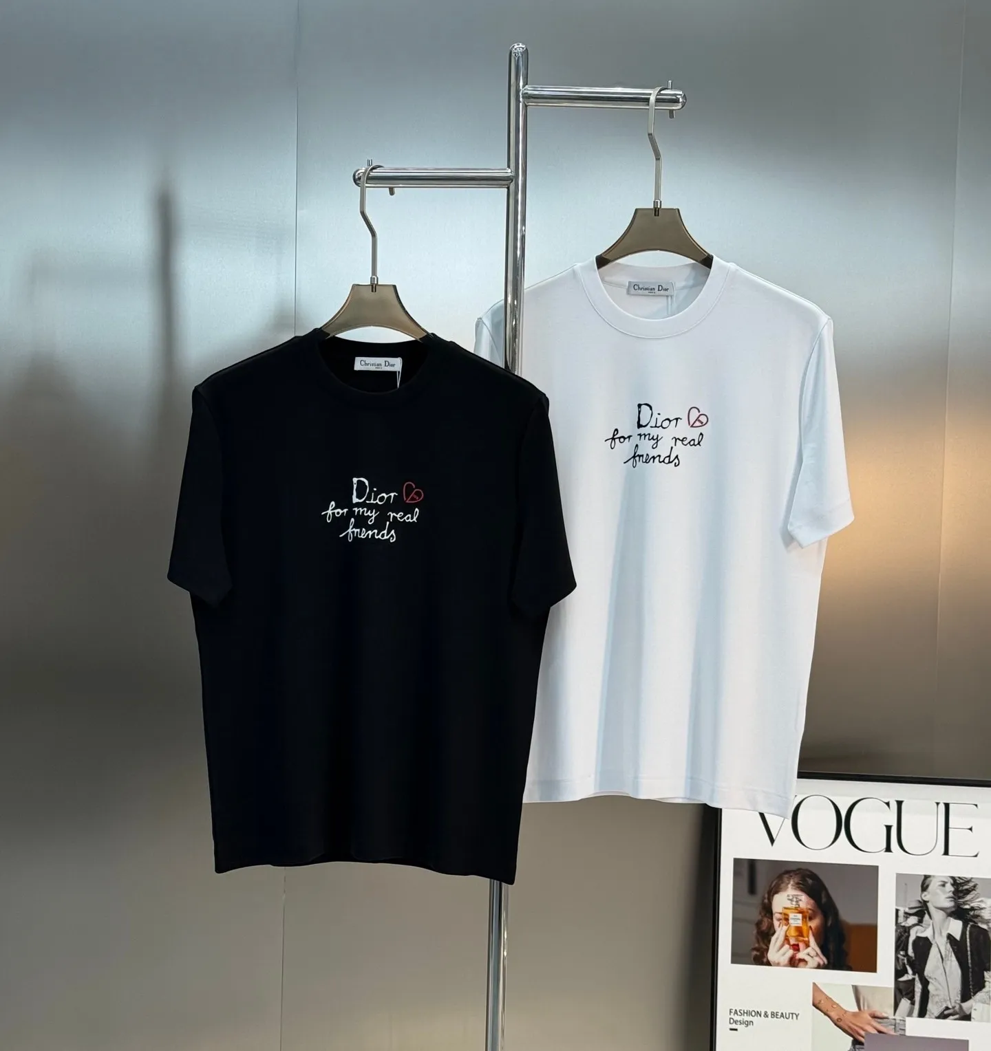 🅿️180 Dior 25s new modal T-shirt. 3D heat transfer design of classic letters on the chest. Brand letters are matched with heart-shaped dior❤️age-reducing and attractive! Simple and advanced. The recognition is quite distinct. It enriches the vision and adds a sense of nobility! Customized high weight 250g modal fabric. Delicate, soft and textured! The comfortable touch experience is self-evident, and the upper body has excellent texture! Color: Black. White. Size: s-xxl