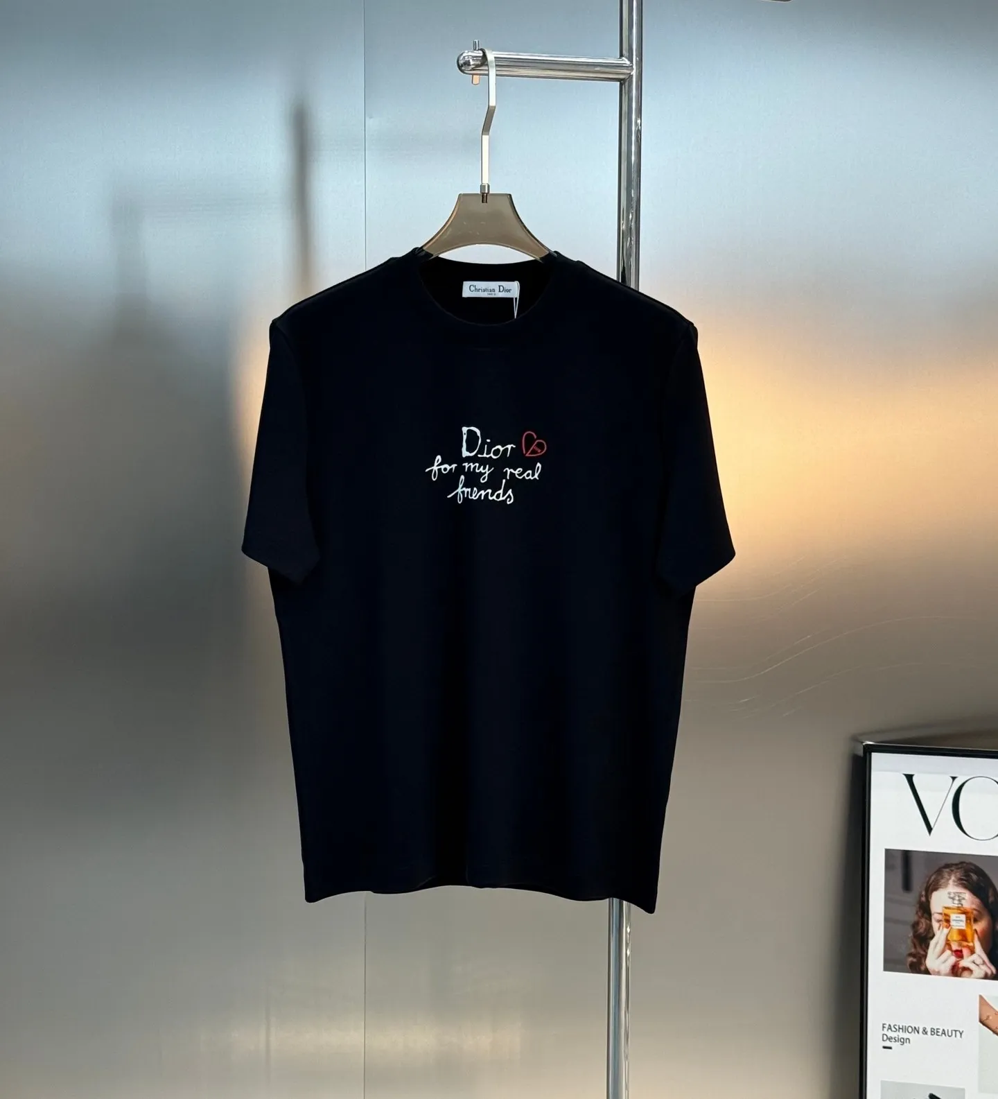 🅿️180 Dior 25s new modal T-shirt. 3D heat transfer design of classic letters on the chest. Brand letters are matched with heart-shaped dior❤️age-reducing and attractive! Simple and advanced. The recognition is quite distinct. It enriches the vision and adds a sense of nobility! Customized high weight 250g modal fabric. Delicate, soft and textured! The comfortable touch experience is self-evident, and the upper body has excellent texture! Color: Black. White. Size: s-xxl
