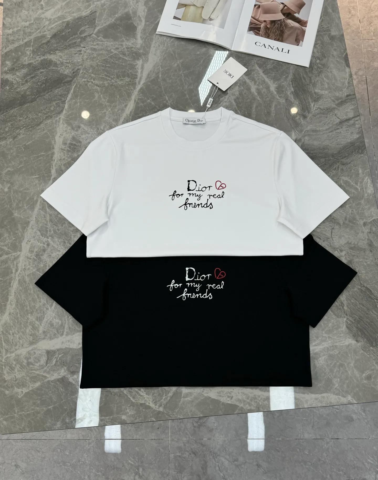 🅿️180 Dior 25s new modal T-shirt. 3D heat transfer design of classic letters on the chest. Brand letters are matched with heart-shaped dior❤️age-reducing and attractive! Simple and advanced. The recognition is quite distinct. It enriches the vision and adds a sense of nobility! Customized high weight 250g modal fabric. Delicate, soft and textured! The comfortable touch experience is self-evident, and the upper body has excellent texture! Color: Black. White. Size: s-xxl