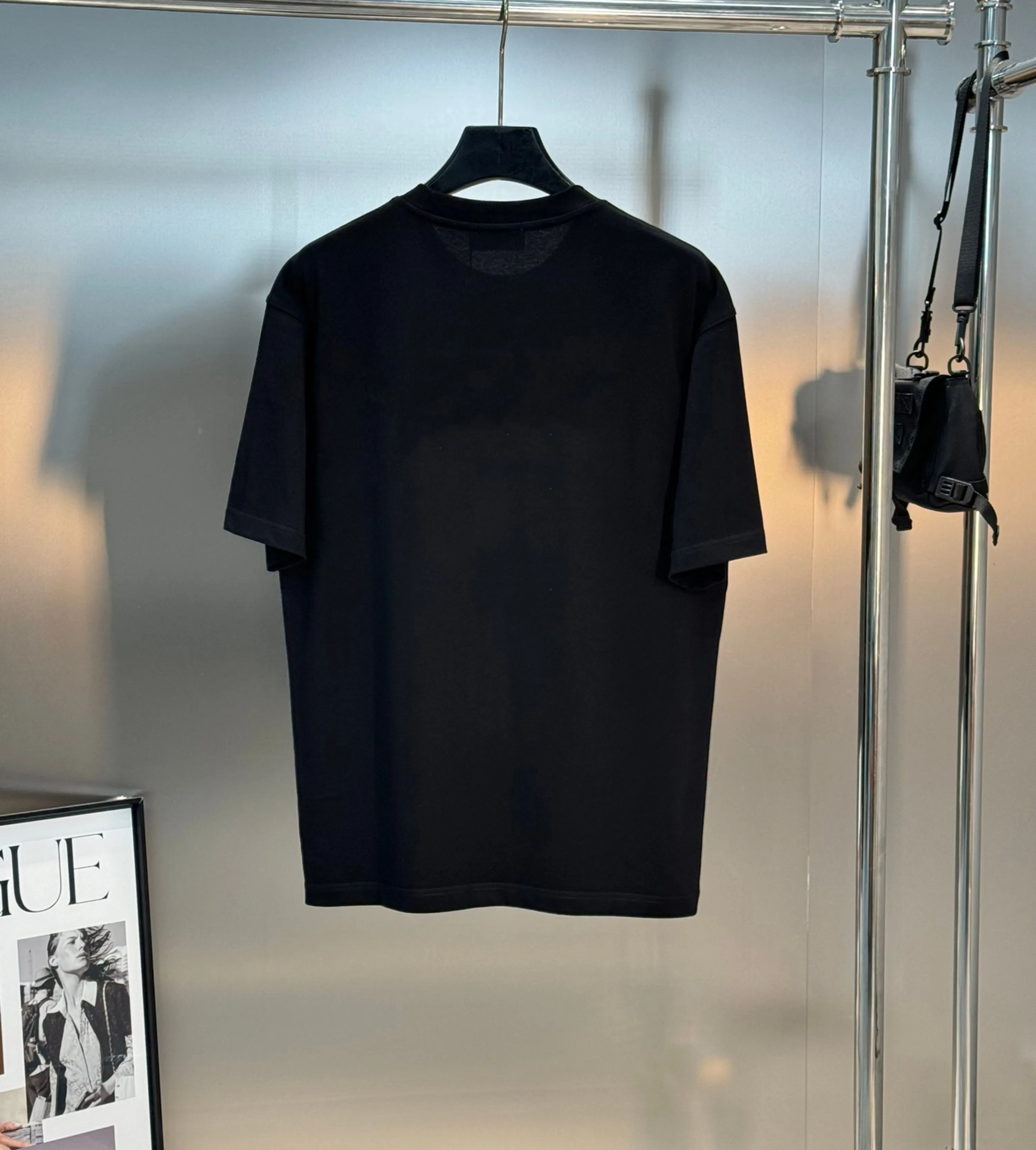 🅿️180 Dior 25s new modal T-shirt. 3D heat transfer design of classic letters on the chest. Brand letters are matched with heart-shaped dior❤️age-reducing and attractive! Simple and advanced. The recognition is quite distinct. It enriches the vision and adds a sense of nobility! Customized high weight 250g modal fabric. Delicate, soft and textured! The comfortable touch experience is self-evident, and the upper body has excellent texture! Color: Black. White. Size: s-xxl