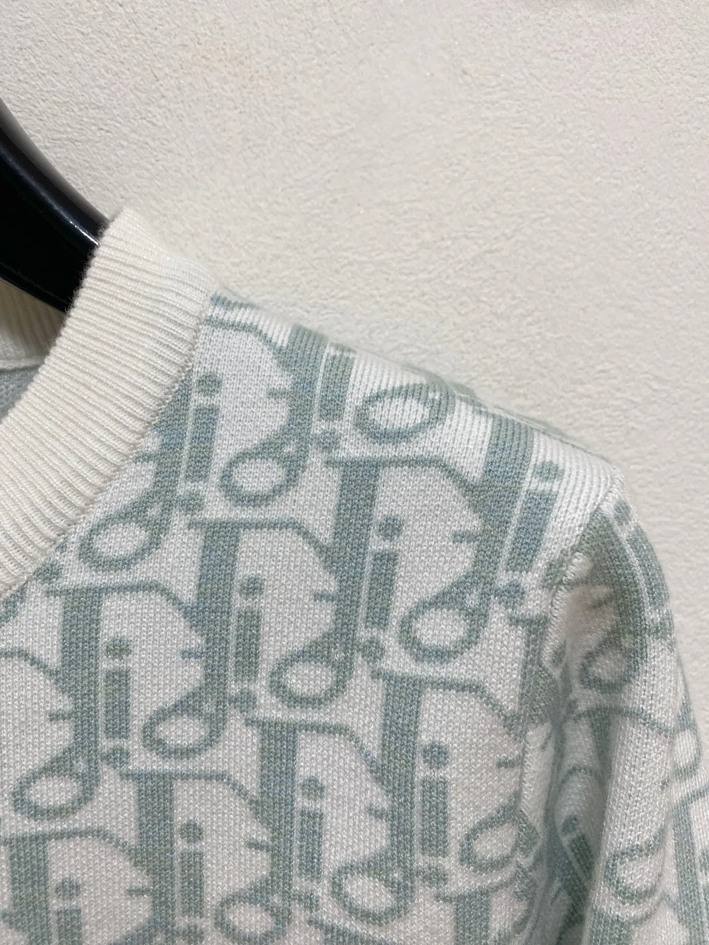 🅿️440 Dior 2025 new wool blended round neck long-sleeved sweater cardigan bottoming sweater, high-end version! The custom-made fabrics at the counter are highly breathable and comfortable, with impeccable details and brand element design concepts, reflecting high quality. It feels delicate and soft! It presents a casual cut and the upper body shape is great! 🐉Code size: M-3XL