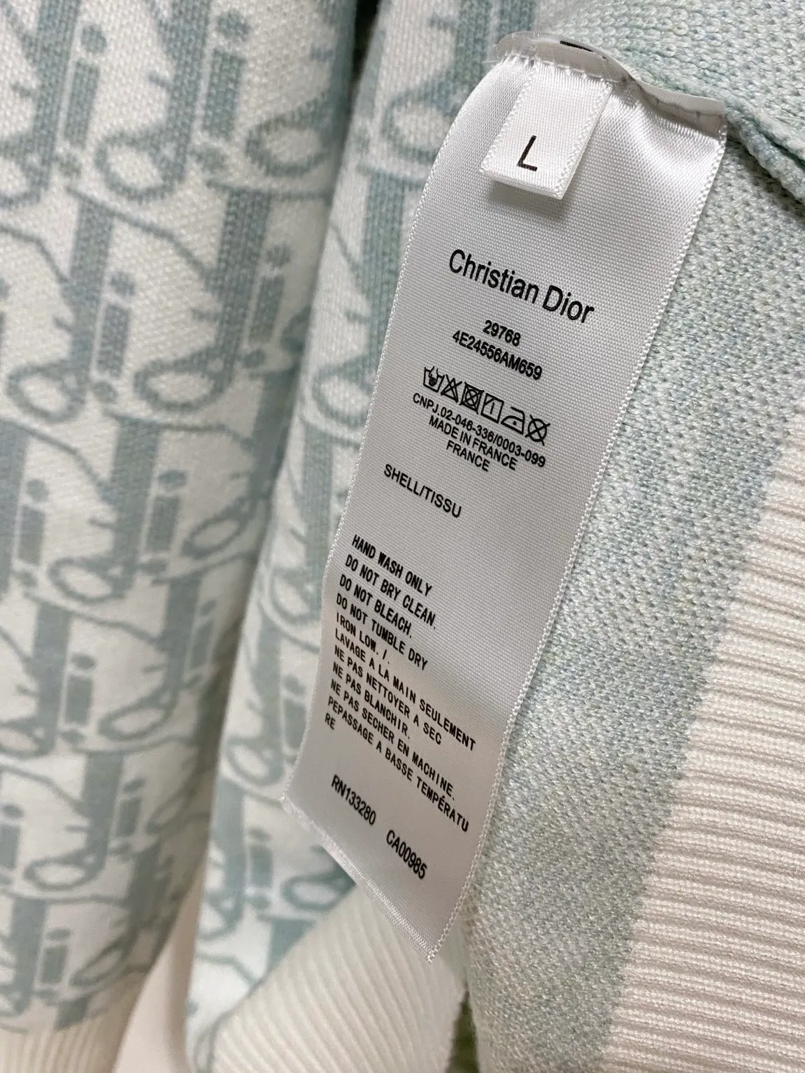 🅿️440 Dior 2025 new wool blended round neck long-sleeved sweater cardigan bottoming sweater, high-end version! The custom-made fabrics at the counter are highly breathable and comfortable, with impeccable details and brand element design concepts, reflecting high quality. It feels delicate and soft! It presents a casual cut and the upper body shape is great! 🐉Code size: M-3XL