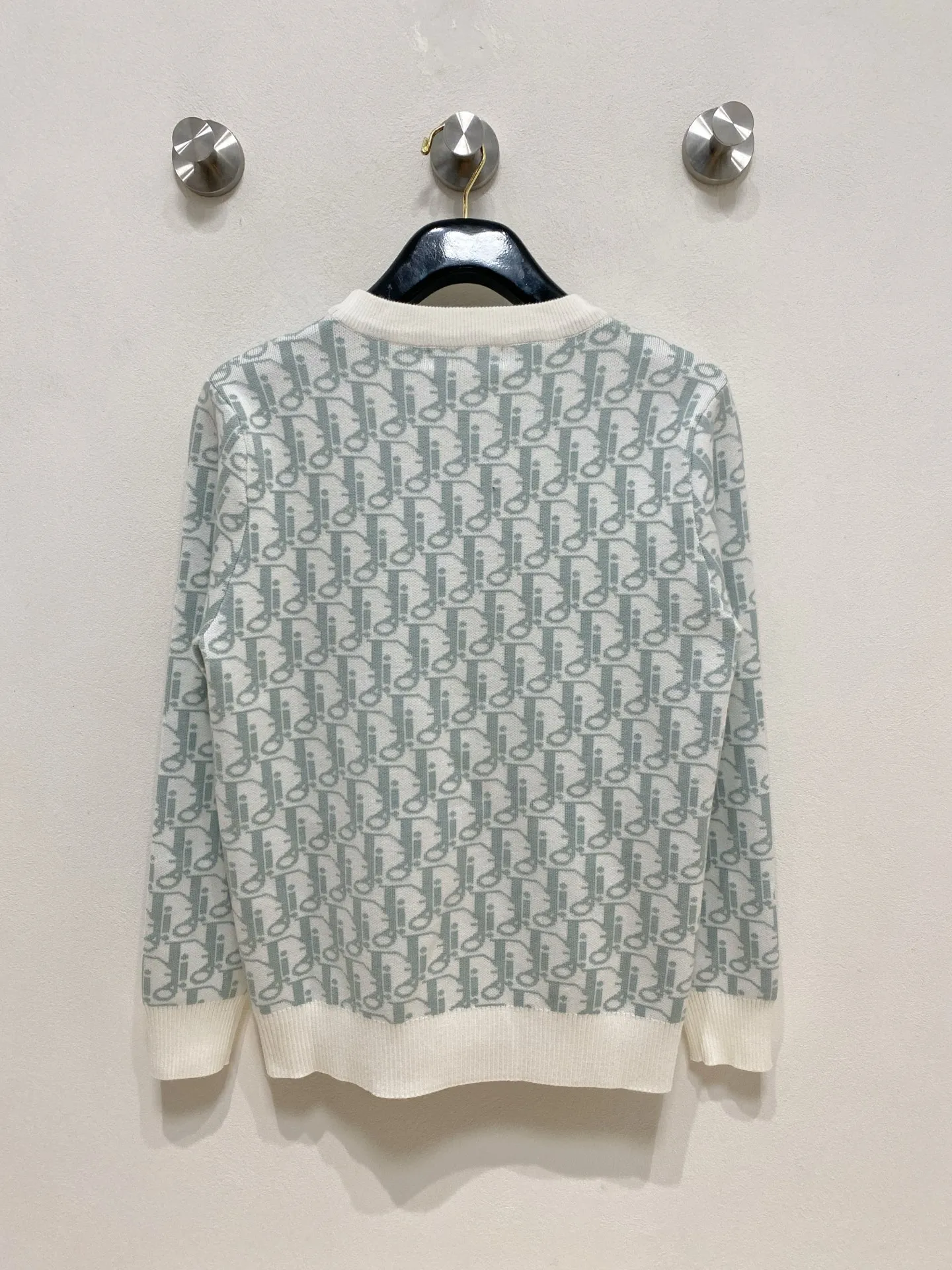 🅿️440 Dior 2025 new wool blended round neck long-sleeved sweater cardigan bottoming sweater, high-end version! The custom-made fabrics at the counter are highly breathable and comfortable, with impeccable details and brand element design concepts, reflecting high quality. It feels delicate and soft! It presents a casual cut and the upper body shape is great! 🐉Code size: M-3XL