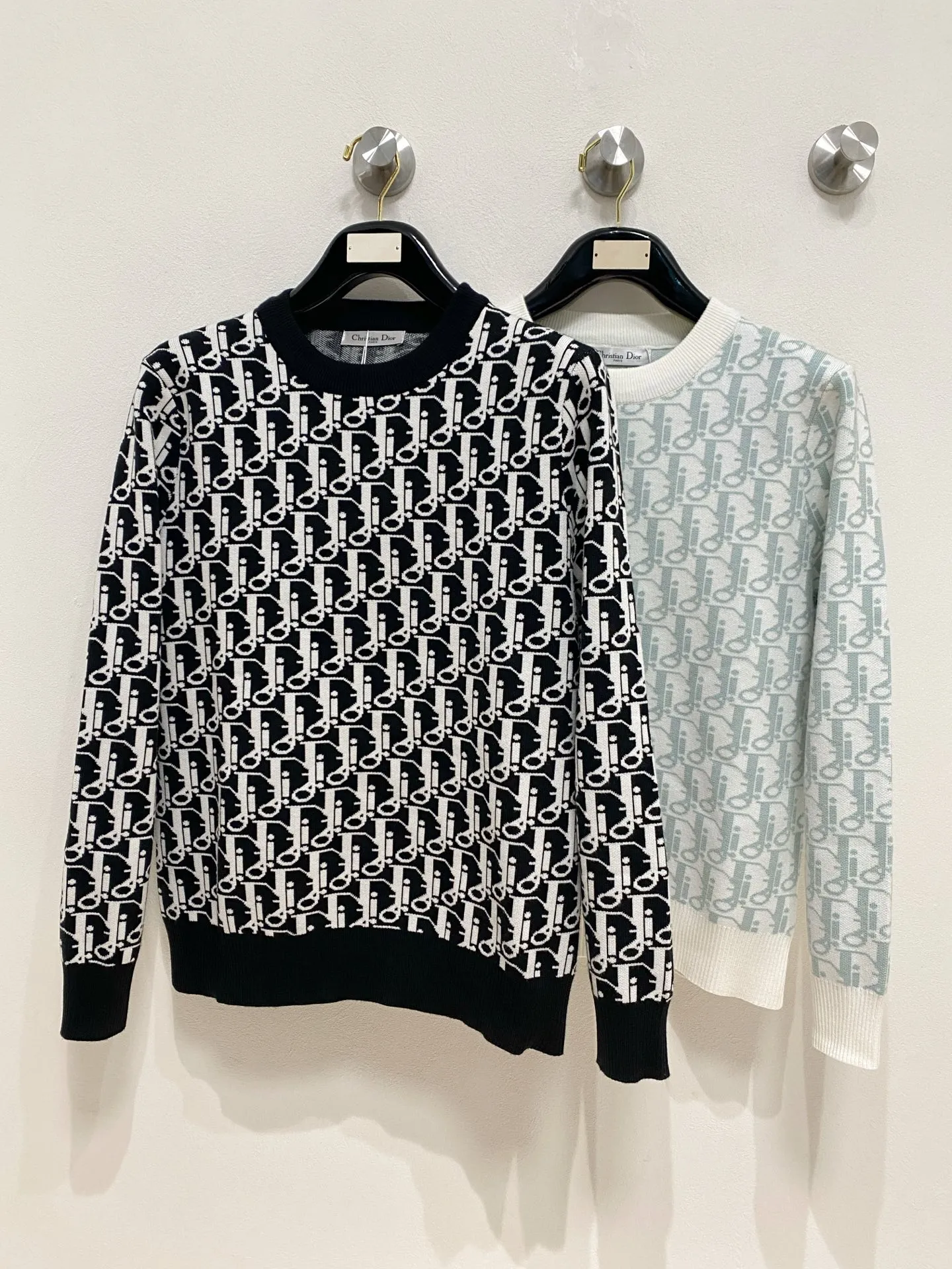 🅿️440 Dior 2025 new wool blended round neck long-sleeved sweater cardigan bottoming sweater, high-end version! The custom-made fabrics at the counter are highly breathable and comfortable, with impeccable details and brand element design concepts, reflecting high quality. It feels delicate and soft! It presents a casual cut and the upper body shape is great! 🐉Code size: M-3XL