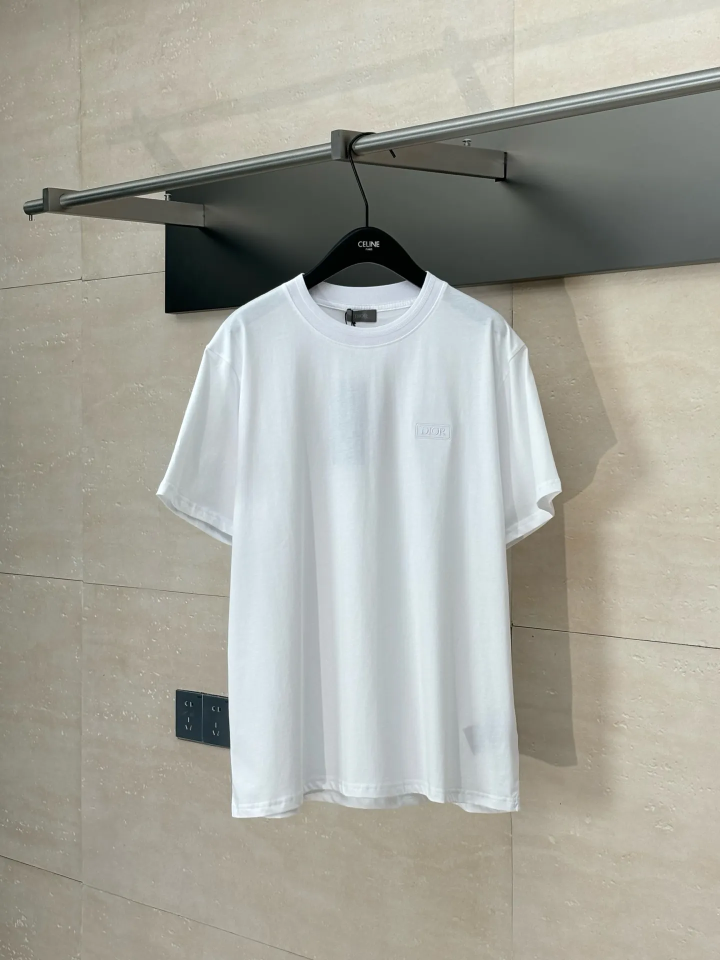 🅿️260 Dio*/Dior 25Ss new chest logo cotton embroidered short-sleeved T-shirt. Made of 26-count combed super cool cotton and jacquard ribbing. It feels as delicate and soft as satin, comfortable and close to the skin. The Dior lcons logo is decorated on the chest to enhance the style. The end of the outfit is minimalist. The simplest black T-shirt is the most touching. It uses imported machine embroidery technology and uses advanced computer control systems and precision mechanical components. Achieve precise and efficient embroidery work with high precision and smooth and delicate lines Size: S/M/L/XL