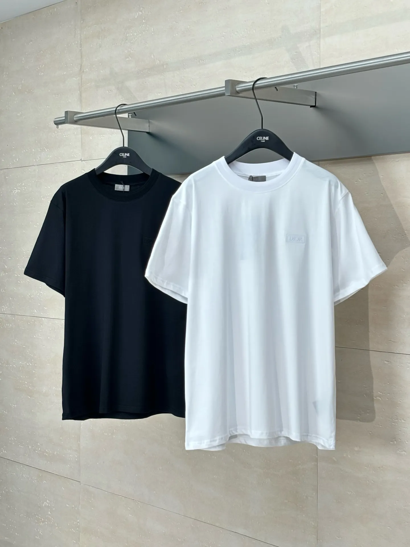 🅿️260 Dio*/Dior 25Ss new chest logo cotton embroidered short-sleeved T-shirt. Made of 26-count combed super cool cotton and jacquard ribbing. It feels as delicate and soft as satin, comfortable and close to the skin. The Dior lcons logo is decorated on the chest to enhance the style. The end of the outfit is minimalist. The simplest black T-shirt is the most touching. It uses imported machine embroidery technology and uses advanced computer control systems and precision mechanical components. Achieve precise and efficient embroidery work with high precision and smooth and delicate lines Size: S/M/L/XL