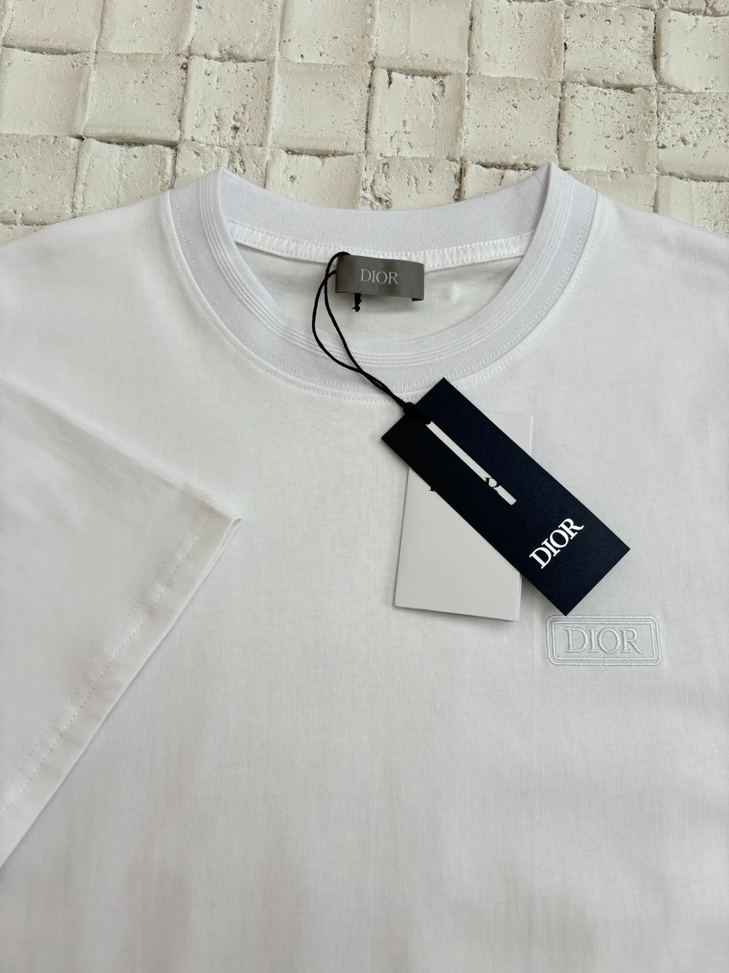🅿️260 Dio*/Dior 25Ss new chest logo cotton embroidered short-sleeved T-shirt. Made of 26-count combed super cool cotton and jacquard ribbing. It feels as delicate and soft as satin, comfortable and close to the skin. The Dior lcons logo is decorated on the chest to enhance the style. The end of the outfit is minimalist. The simplest black T-shirt is the most touching. It uses imported machine embroidery technology and uses advanced computer control systems and precision mechanical components. Achieve precise and efficient embroidery work with high precision and smooth and delicate lines Size: S/M/L/XL
