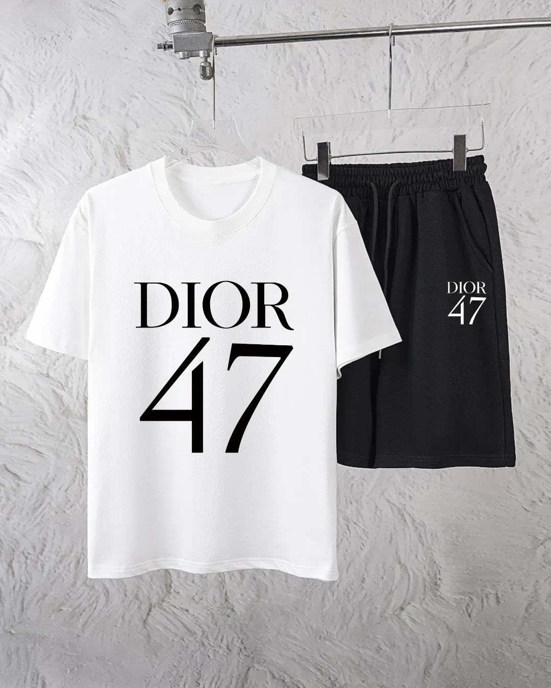 🅿️300 Dior Exclusively supplies the new trendy men’s fashionable round neck short-sleeved shorts suit, trendy and fashionable casual short-sleeved suit! It has high breathability and comfort, impeccable details, and brand element design concept, reflecting high quality. It presents a casual cut and the upper body shape is great! Material: 260g double yarn pure cotton short sleeves + 360g pure cotton terry shorts Size: S-XXL 🔥 (please state your height and weight when placing an order)