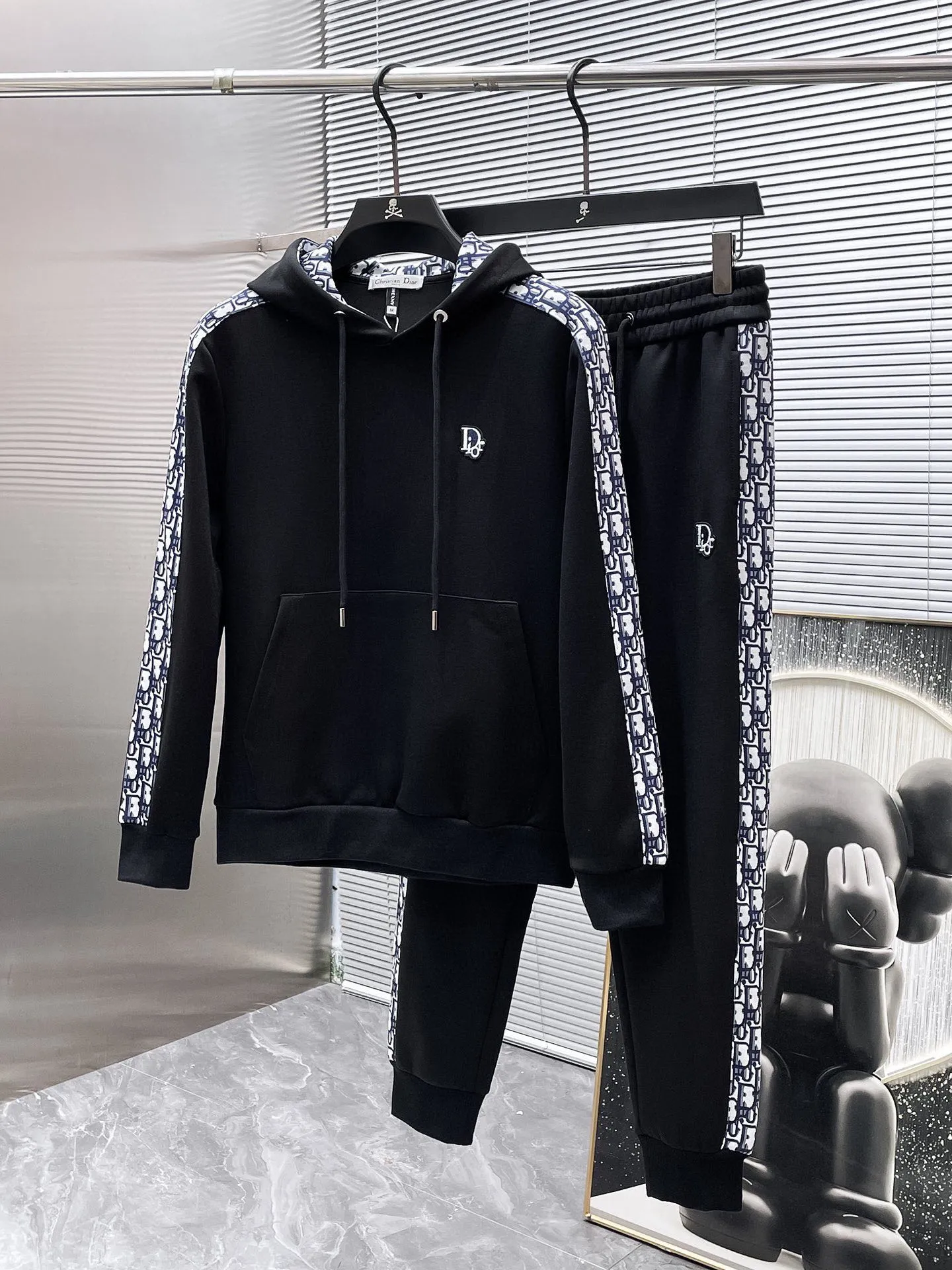 🅿️720 Dior hot-selling suit is coming. Focus on the original version of the official website. 2025 new hot-selling cardigan suit. The original order is the best. 🇭🇰The meticulous work of top designers. It has a fitting and perfect upper body effect. All-natural high-quality Tencel Roman cotton 100%, close-fitting comfort, noble and elegant! Original hardware embodies elegance and nobility! Counter size: M-3XL (maximum wear up to 190 pounds)