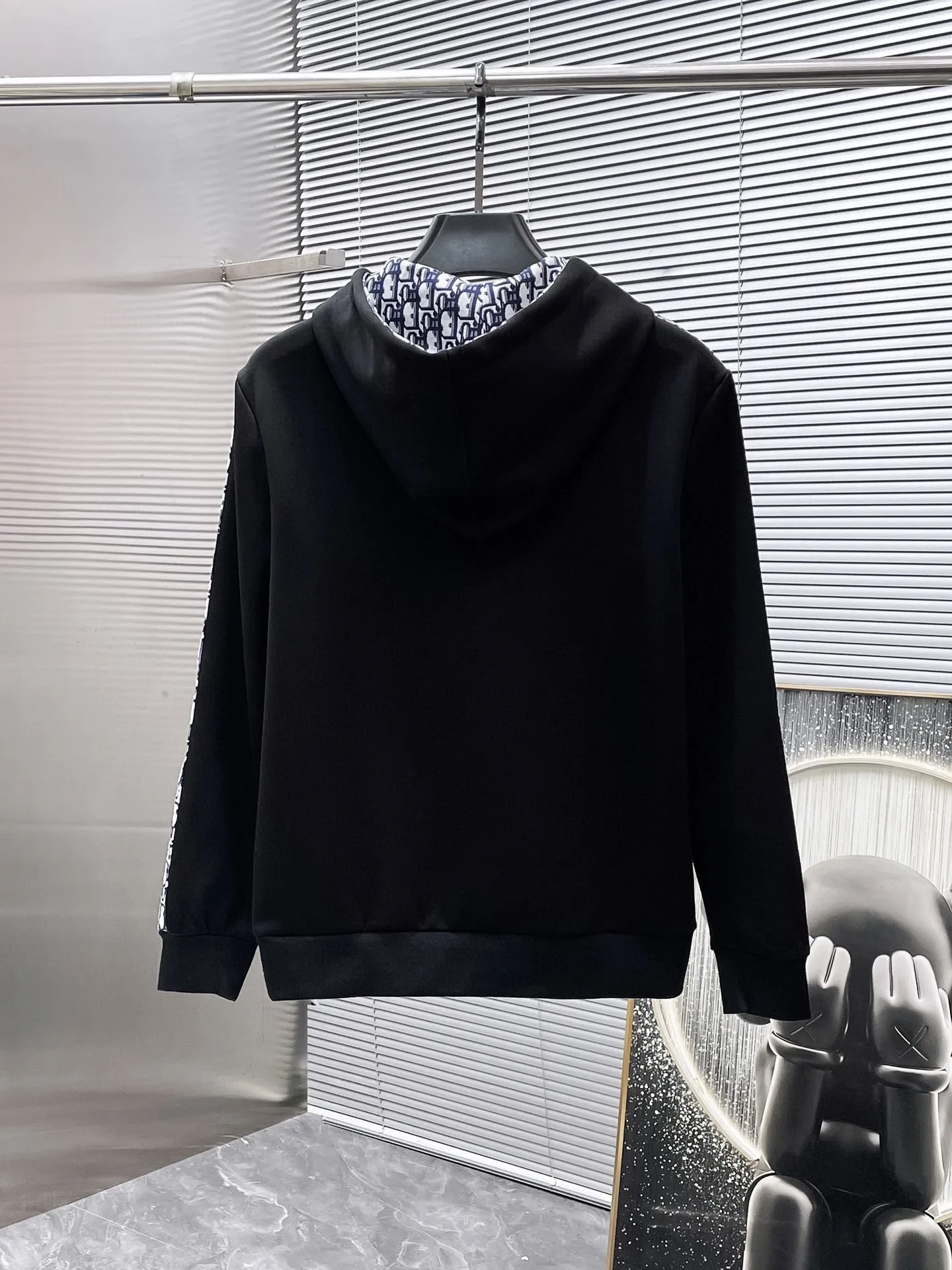 🅿️720 Dior hot-selling suit is coming. Focus on the original version of the official website. 2025 new hot-selling cardigan suit. The original order is the best. 🇭🇰The meticulous work of top designers. It has a fitting and perfect upper body effect. All-natural high-quality Tencel Roman cotton 100%, close-fitting comfort, noble and elegant! Original hardware embodies elegance and nobility! Counter size: M-3XL (maximum wear up to 190 pounds)
