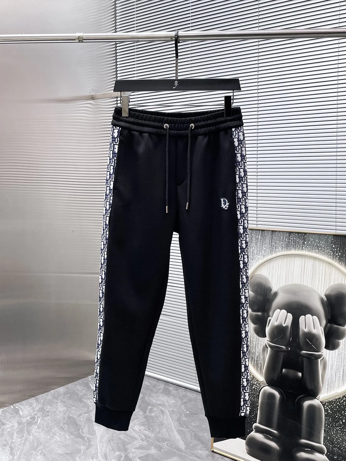 🅿️720 Dior hot-selling suit is coming. Focus on the original version of the official website. 2025 new hot-selling cardigan suit. The original order is the best. 🇭🇰The meticulous work of top designers. It has a fitting and perfect upper body effect. All-natural high-quality Tencel Roman cotton 100%, close-fitting comfort, noble and elegant! Original hardware embodies elegance and nobility! Counter size: M-3XL (maximum wear up to 190 pounds)