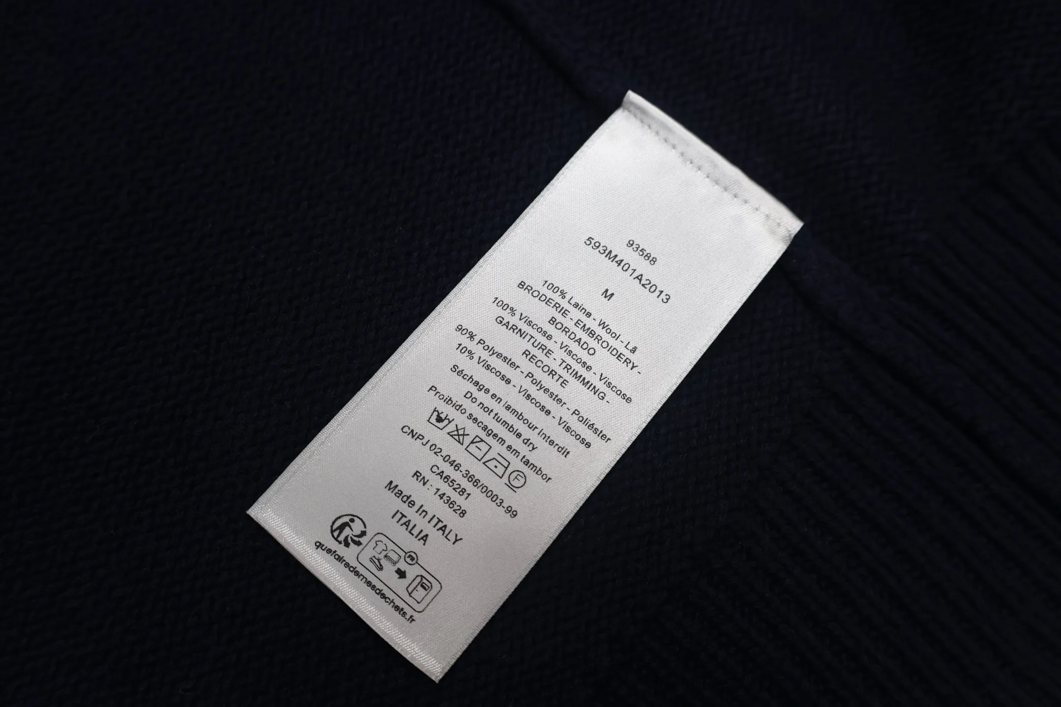 🅿️800 [Exclusive supply] CD lily of the valley embroidered college style zipper knitted jacket. This Christian Dr Couture lily of the valley embroidered two-color college style cardigan is a new product in the 2025 autumn men's wear series, reinterpreting college style with a color-blocking design. Crafted from blue and beige jersey felt, it features contrasting pockets and sleeves. Decorated with Christian Dr Couture embroidery and accented with beads and lily of the valley flowers, it pays homage to Mr. Dr's love of flowers. Pair with other pieces from the collection for a sophisticated look. Size:S-M-L