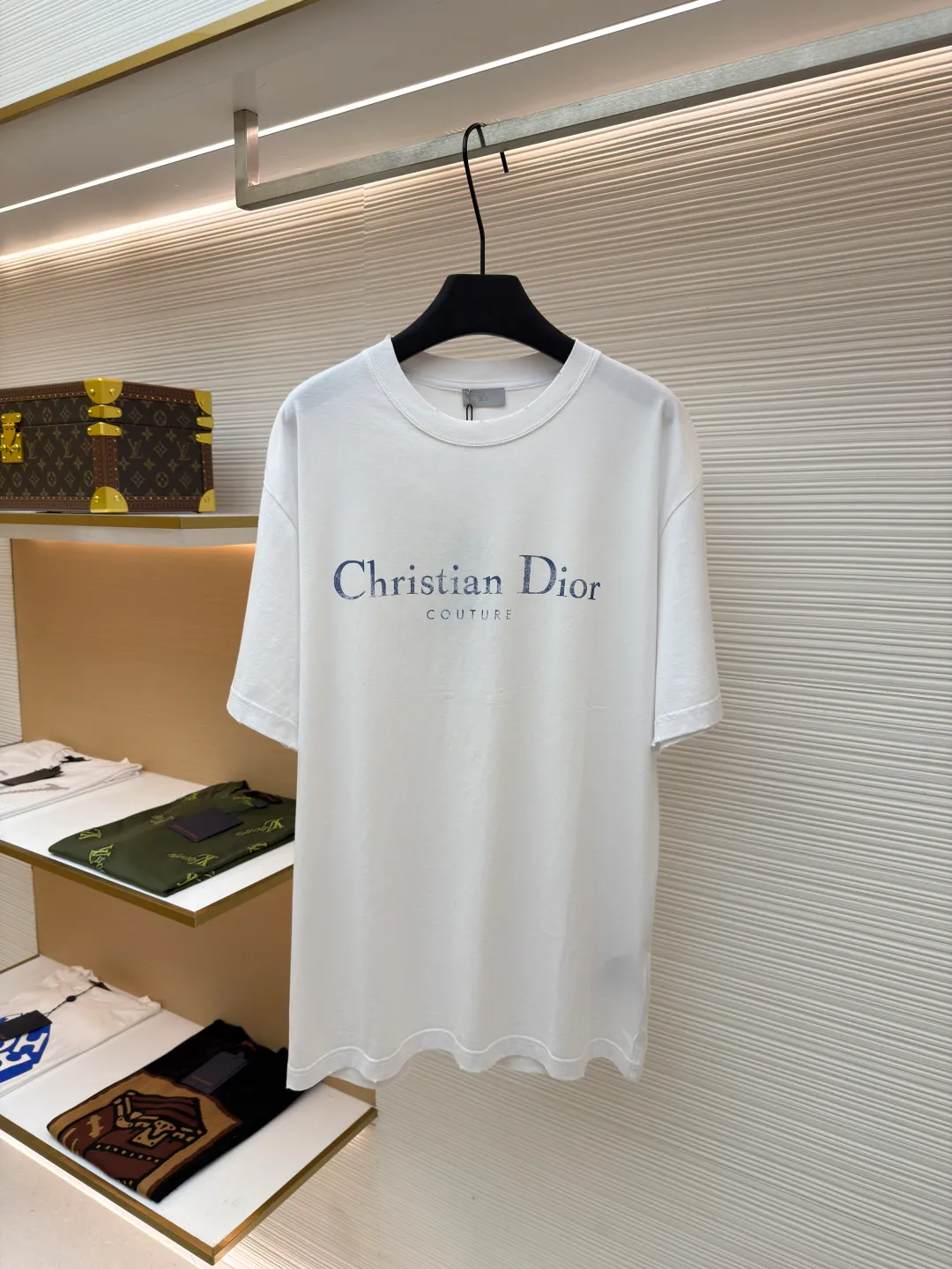 Dior letter logo printed short-sleeved T-shirt ●Authentic product: Purchased and developed by 7461 ●Item number: 1680131-A05 ●Fabric: knitted fabric ●Technology: Printing production ●Version: Fitted version ●Weight: about 230 grams ●Size: XS-S-M-L ●Description: Customized black cotton jersey fabric, made in Italy, printed with Christian Dior Couture letter logo on the front, customized signature rib collar, cuffs The hem is double-layered and has ultra-high-density wiring, making it truly a 1:1 copy that can be viewed with eyes closed. The overall wiring is straight and delicate, the fabric is comfortable and soft, and the color is consistent without color difference. It can be matched with the same style to create a fashionable look and control various occasions. Customized accessories, complete with three standards, same style for men and women!