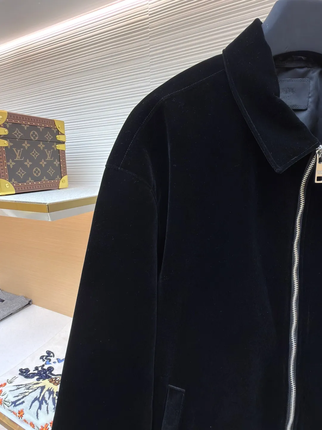Prada triangle logo velvet jacket ●Original version: Purchased and developed for 22800 ●Item number: 1681803-B35 ●Fabric: soft mist velvet cotton fabric ●Technology: infrared positioning production ●Color: black ●Version: fitted version ●Weight: about 760 grams ●Size: S-M-L-XL ●Description: Customized soft mist velvet cotton Soft as clouds, comfortable and skin-friendly, with calm jet black as the main color Gradient luster appears under different lights. It converges like a lake in the middle of the night. The iconic enamel-coated metal triangle logo on the chest is the concentration of Prada’s century-old gene. The full-length metal zipper cuts the drape of velvet satin vertically, proving that high-end design is hidden in the details. There is no need to be exaggerated. The details speak for themselves. The low-key publicity is engraved in the bones, giving every turn a sense of high-end symbols. The imported special machine infrared positioning "Prada Triangle Logo" is used to position it more accurately. Firm and strong, the template machine opens the bag. The preset template guides the position, shape and size of the bag. The accuracy ensures the quality of the bag opening effect. The fabrics have been carefully washed. It has a better hand feel and texture. It is not easy to deform, not easy to shrink, not easy to fade, and maintains long-term beauty. The overall wiring is straight and delicate, the fabric is comfortable and soft, and the color is consistent without color difference. It can be matched with the same style to create a fashionable look and control various occasions. Customized accessories, complete with three standards, same style for men and women!