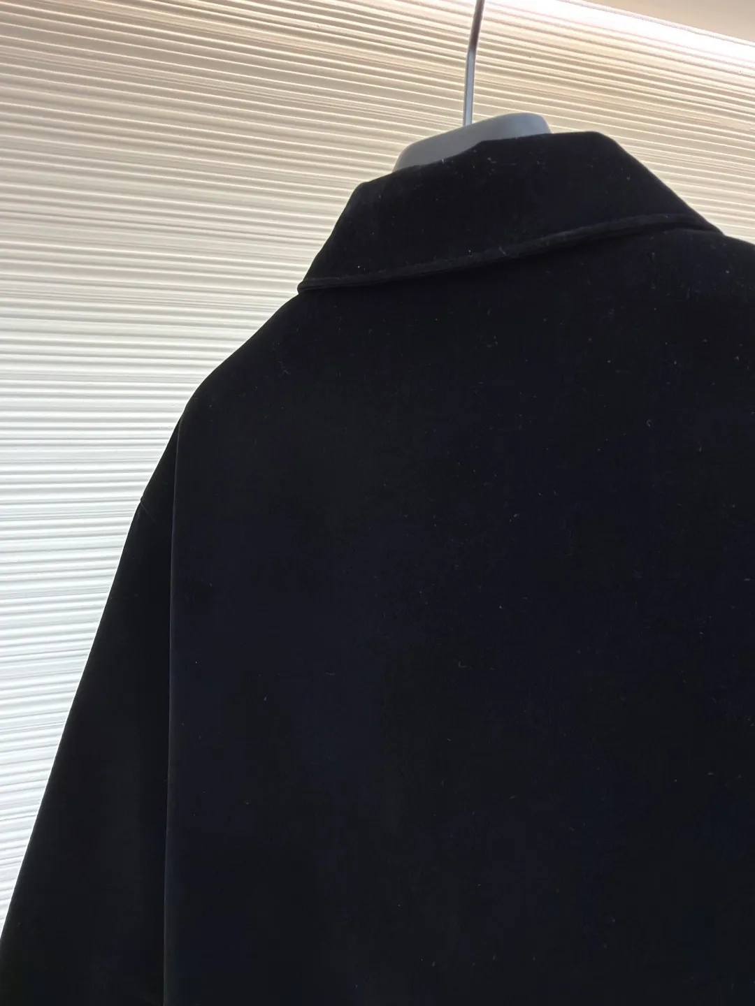 Prada triangle logo velvet jacket ●Original version: Purchased and developed for 22800 ●Item number: 1681803-B35 ●Fabric: soft mist velvet cotton fabric ●Technology: infrared positioning production ●Color: black ●Version: fitted version ●Weight: about 760 grams ●Size: S-M-L-XL ●Description: Customized soft mist velvet cotton Soft as clouds, comfortable and skin-friendly, with calm jet black as the main color Gradient luster appears under different lights. It converges like a lake in the middle of the night. The iconic enamel-coated metal triangle logo on the chest is the concentration of Prada’s century-old gene. The full-length metal zipper cuts the drape of velvet satin vertically, proving that high-end design is hidden in the details. There is no need to be exaggerated. The details speak for themselves. The low-key publicity is engraved in the bones, giving every turn a sense of high-end symbols. The imported special machine infrared positioning "Prada Triangle Logo" is used to position it more accurately. Firm and strong, the template machine opens the bag. The preset template guides the position, shape and size of the bag. The accuracy ensures the quality of the bag opening effect. The fabrics have been carefully washed. It has a better hand feel and texture. It is not easy to deform, not easy to shrink, not easy to fade, and maintains long-term beauty. The overall wiring is straight and delicate, the fabric is comfortable and soft, and the color is consistent without color difference. It can be matched with the same style to create a fashionable look and control various occasions. Customized accessories, complete with three standards, same style for men and women!