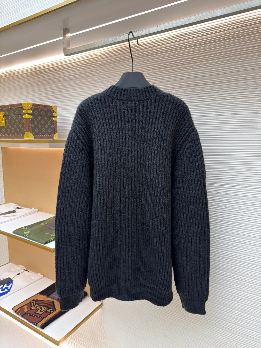 PRADA Intarsia Thick Knit Wool Cardigan Sweater ●Original version: Purchased and developed for 21700 ●Item No.: 1681027-A90 ●Fabric: Wool blended fabric ●Technology: Knitted ●Version: Loose fit ●Weight: about 1375 grams ●Size: S-M-L ●Description: Made of wool blended fabric, logo intarsia on the chest, custom horn buttons on the placket, the overall routing is straight and delicate, the fabric is comfortable and soft, and the color is consistent without color difference. It can be matched with the same style to create a fashionable look, and can be used in various occasions. Customized accessories, complete with three standards, same style for men and women!