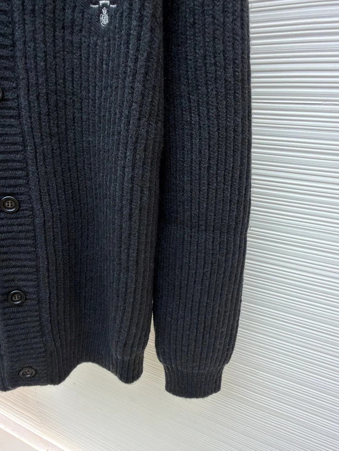 PRADA Intarsia Thick Knit Wool Cardigan Sweater ●Original version: Purchased and developed for 21700 ●Item No.: 1681027-A90 ●Fabric: Wool blended fabric ●Technology: Knitted ●Version: Loose fit ●Weight: about 1375 grams ●Size: S-M-L ●Description: Made of wool blended fabric, logo intarsia on the chest, custom horn buttons on the placket, the overall routing is straight and delicate, the fabric is comfortable and soft, and the color is consistent without color difference. It can be matched with the same style to create a fashionable look, and can be used in various occasions. Customized accessories, complete with three standards, same style for men and women!