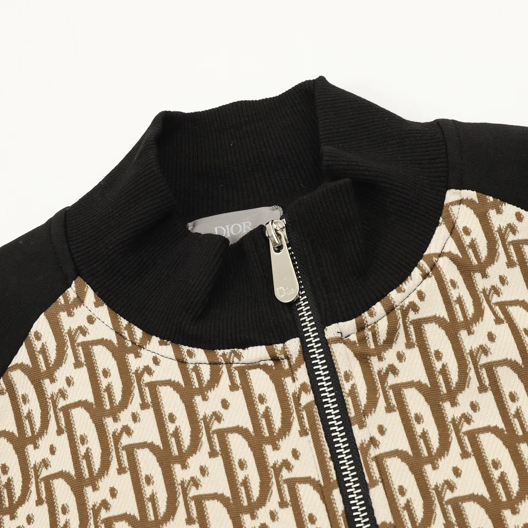 🅿️580 Dior/Dior 25Fw Contrast color splicing presbyopic letter all-print suit zipper jacket - The custom counter is consistent with the original knitted jacquard fabric - The fabric is washable and wear-resistant and does not deform - The presbyopic letters Dior are all 1:1 symmetrical - The custom counter is consistent with the original three standards and complete - The zippers are all customized original Dior hardware zippers - The zipper does not fade or get stuck - Color: khaki Best paired with matching trousers! ! Size:S-XL