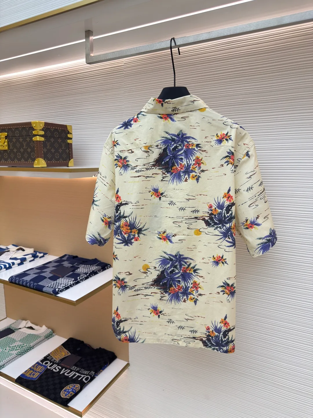 PRADA Floral Leaves Shirt ●Authentic product: Purchased and developed by 7676 ●Item No.: 1680171-A65 ●Material: pure cotton ●Technology: Printing ●Version: Fitted version ●Weight: about 215 grams ●Size: S-M-L-XL ●Description: The cotton shirt shows Oversize lines, with unique bowling lapels, summer-style printing blends retro temperament into sports design. Classic chest bag, straight bottom edge, mother-of-pearl button closure, front fabric triangular logo, overall straight and delicate alignment, comfortable and soft fabric, consistent color with no color difference. Can be matched with the same style to create a fashionable look and control various occasions. Customized accessories, complete with three labels, same style for men and women!