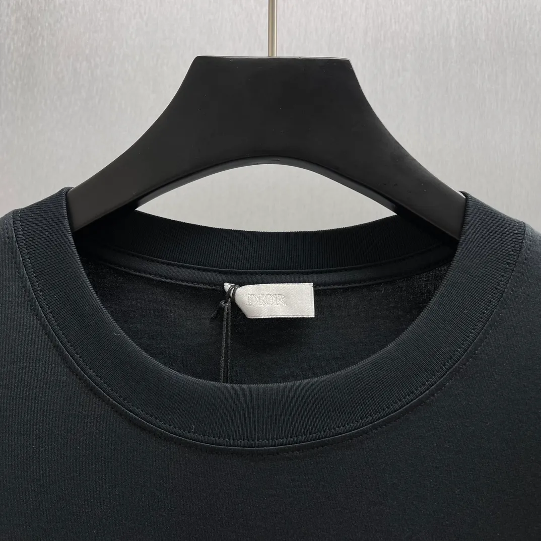 🅿️240 🧧CD Snowflake Plush Print Black T Size: S-XL This T-shirt is decorated with the Dior Archives Labels logo, reinterpreting the Dior label in a 3D printed version. Crafted from white cotton jersey