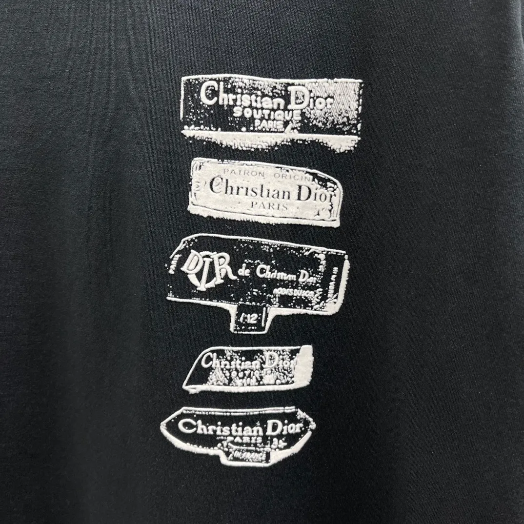 🅿️240 🧧CD Snowflake Plush Print Black T Size: S-XL This T-shirt is decorated with the Dior Archives Labels logo, reinterpreting the Dior label in a 3D printed version. Crafted from white cotton jersey